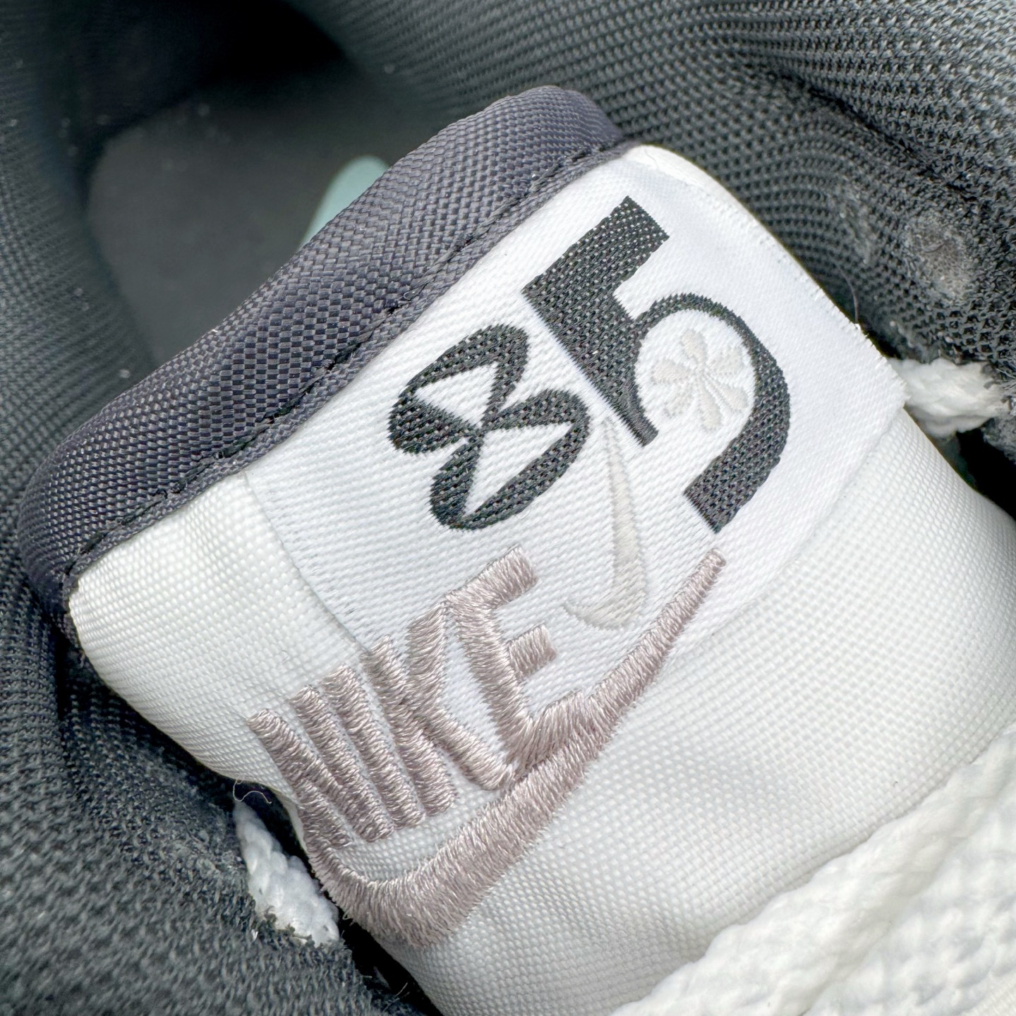 图片[16]-＃YC纯原 NK Dunk Low SE 85 双钩复古休闲板鞋 白黑 HV1800-101 实力大厂出品 新配色陆续开发 利润个位数只为口碑 全套原纸板楦头开发 确保原汁原味 完美呈现DUNK版型 一比一鞋头弧度高度鞋身弧度 此版本只针对中端市场 皮料材质有所更替 其他数据细节工艺流程均保持一致 绝不口嗨 细节品控鞋型随意对比 独家私模官方第六代原厂航空铝磨具打磨大底 鞋头坡度极致还原 无解鞋型 原盒原配 圈内天花板工艺 原厂玻璃冲刀 超高清洁度 全鞋零毛边皮料切割 原厂中底布点胶 中底布拉帮走线遵循公司 尺码：36 36.5 37.5 38 38.5 39 40 40.5 41 42 42.5 43 44 44.5 45 46-选品中心