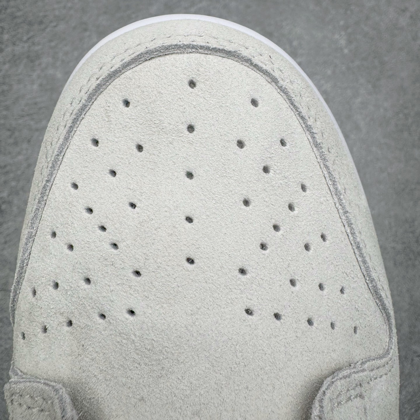 图片[15]-＃YC纯原 NK Dunk Low SE 85 双钩复古休闲板鞋 白黑 HV1800-101 实力大厂出品 新配色陆续开发 利润个位数只为口碑 全套原纸板楦头开发 确保原汁原味 完美呈现DUNK版型 一比一鞋头弧度高度鞋身弧度 此版本只针对中端市场 皮料材质有所更替 其他数据细节工艺流程均保持一致 绝不口嗨 细节品控鞋型随意对比 独家私模官方第六代原厂航空铝磨具打磨大底 鞋头坡度极致还原 无解鞋型 原盒原配 圈内天花板工艺 原厂玻璃冲刀 超高清洁度 全鞋零毛边皮料切割 原厂中底布点胶 中底布拉帮走线遵循公司 尺码：36 36.5 37.5 38 38.5 39 40 40.5 41 42 42.5 43 44 44.5 45 46-选品中心