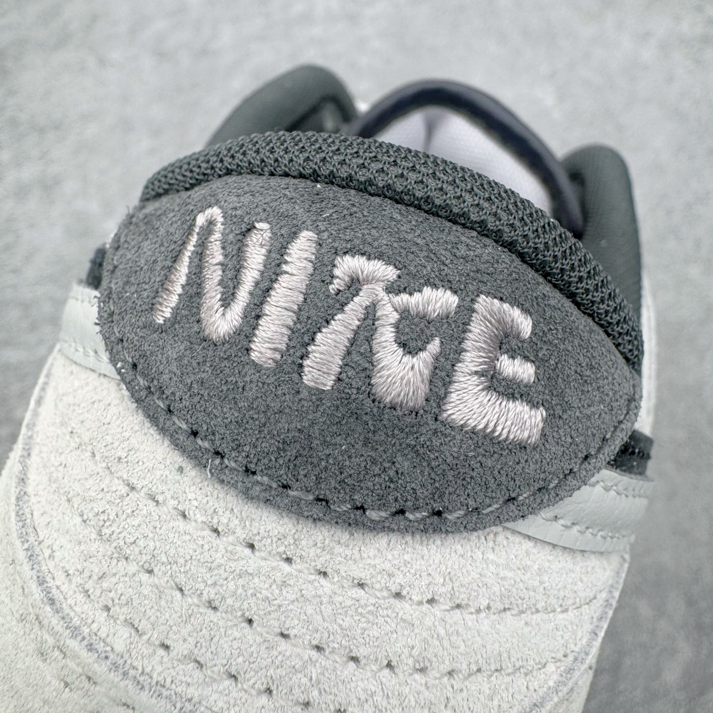 图片[14]-＃YC纯原 NK Dunk Low SE 85 双钩复古休闲板鞋 白黑 HV1800-101 实力大厂出品 新配色陆续开发 利润个位数只为口碑 全套原纸板楦头开发 确保原汁原味 完美呈现DUNK版型 一比一鞋头弧度高度鞋身弧度 此版本只针对中端市场 皮料材质有所更替 其他数据细节工艺流程均保持一致 绝不口嗨 细节品控鞋型随意对比 独家私模官方第六代原厂航空铝磨具打磨大底 鞋头坡度极致还原 无解鞋型 原盒原配 圈内天花板工艺 原厂玻璃冲刀 超高清洁度 全鞋零毛边皮料切割 原厂中底布点胶 中底布拉帮走线遵循公司 尺码：36 36.5 37.5 38 38.5 39 40 40.5 41 42 42.5 43 44 44.5 45 46-选品中心