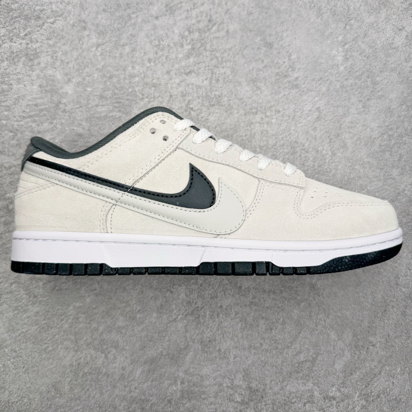 ＃YC纯原 NK Dunk Low SE 85 双钩复古休闲板鞋 白黑 HV1800-101 实力大厂出品 新配色陆续开发 利润个位数只为口碑 全套原纸板楦头开发 确保原汁原味 完美呈现DUNK版型 一比一鞋头弧度高度鞋身弧度 此版本只针对中端市场 皮料材质有所更替 其他数据细节工艺流程均保持一致 绝不口嗨 细节品控鞋型随意对比 独家私模官方第六代原厂航空铝磨具打磨大底 鞋头坡度极致还原 无解鞋型 原盒原配 圈内天花板工艺 原厂玻璃冲刀 超高清洁度 全鞋零毛边皮料切割 原厂中底布点胶 中底布拉帮走线遵循公司 尺码：36 36.5 37.5 38 38.5 39 40 40.5 41 42 42.5 43 44 44.5 45 46-选品中心