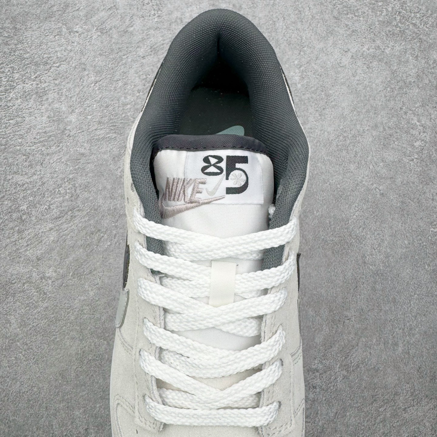 图片[5]-＃YC纯原 NK Dunk Low SE 85 双钩复古休闲板鞋 白黑 HV1800-101 实力大厂出品 新配色陆续开发 利润个位数只为口碑 全套原纸板楦头开发 确保原汁原味 完美呈现DUNK版型 一比一鞋头弧度高度鞋身弧度 此版本只针对中端市场 皮料材质有所更替 其他数据细节工艺流程均保持一致 绝不口嗨 细节品控鞋型随意对比 独家私模官方第六代原厂航空铝磨具打磨大底 鞋头坡度极致还原 无解鞋型 原盒原配 圈内天花板工艺 原厂玻璃冲刀 超高清洁度 全鞋零毛边皮料切割 原厂中底布点胶 中底布拉帮走线遵循公司 尺码：36 36.5 37.5 38 38.5 39 40 40.5 41 42 42.5 43 44 44.5 45 46-选品中心