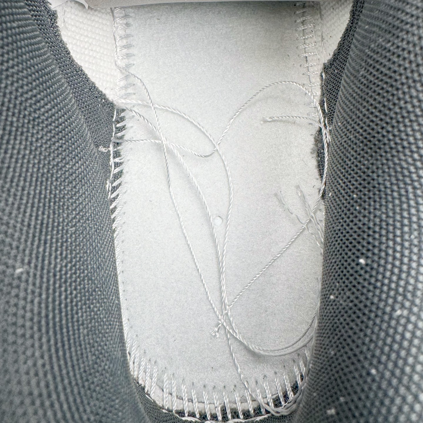 图片[19]-＃YC纯原 NK Dunk Low SE 85 双钩复古休闲板鞋 白黑 HV1800-101 实力大厂出品 新配色陆续开发 利润个位数只为口碑 全套原纸板楦头开发 确保原汁原味 完美呈现DUNK版型 一比一鞋头弧度高度鞋身弧度 此版本只针对中端市场 皮料材质有所更替 其他数据细节工艺流程均保持一致 绝不口嗨 细节品控鞋型随意对比 独家私模官方第六代原厂航空铝磨具打磨大底 鞋头坡度极致还原 无解鞋型 原盒原配 圈内天花板工艺 原厂玻璃冲刀 超高清洁度 全鞋零毛边皮料切割 原厂中底布点胶 中底布拉帮走线遵循公司 尺码：36 36.5 37.5 38 38.5 39 40 40.5 41 42 42.5 43 44 44.5 45 46-选品中心