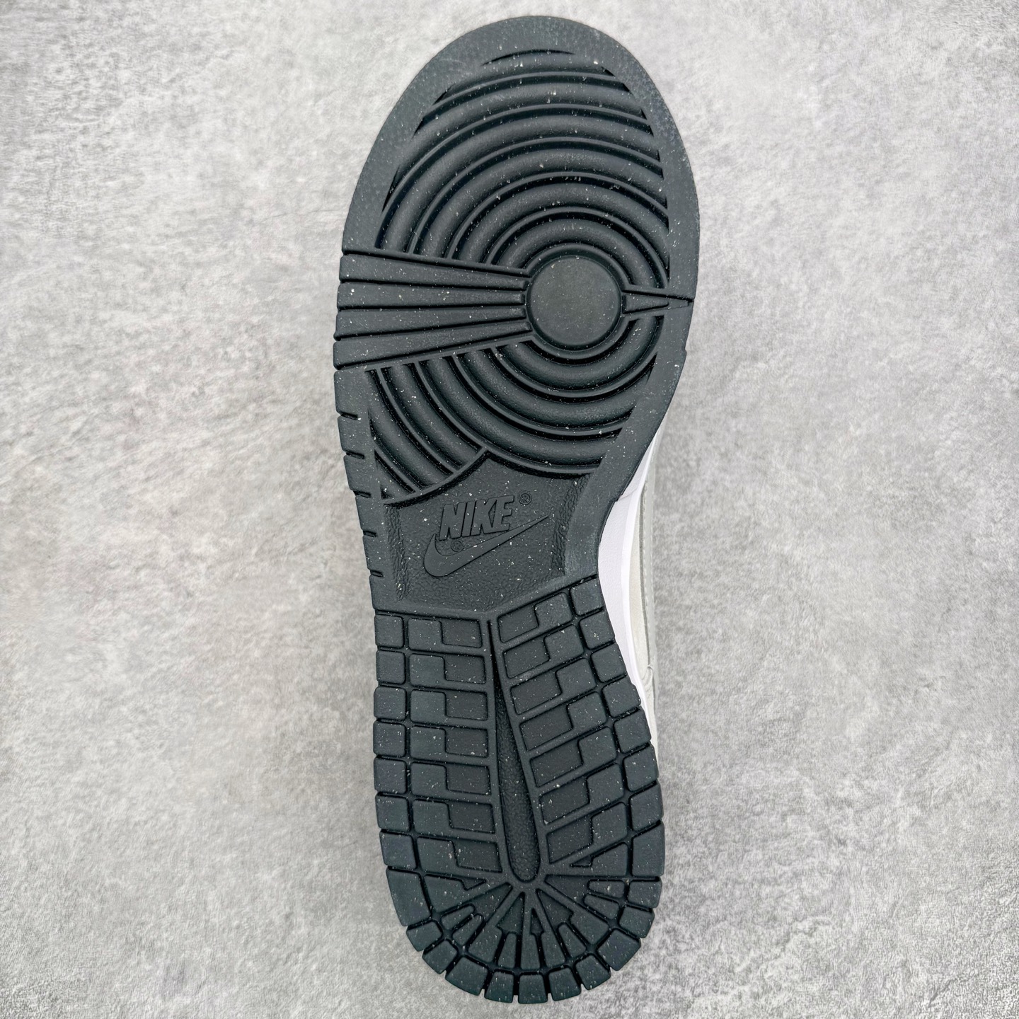 图片[9]-＃YC纯原 NK Dunk Low SE 85 双钩复古休闲板鞋 白黑 HV1800-101 实力大厂出品 新配色陆续开发 利润个位数只为口碑 全套原纸板楦头开发 确保原汁原味 完美呈现DUNK版型 一比一鞋头弧度高度鞋身弧度 此版本只针对中端市场 皮料材质有所更替 其他数据细节工艺流程均保持一致 绝不口嗨 细节品控鞋型随意对比 独家私模官方第六代原厂航空铝磨具打磨大底 鞋头坡度极致还原 无解鞋型 原盒原配 圈内天花板工艺 原厂玻璃冲刀 超高清洁度 全鞋零毛边皮料切割 原厂中底布点胶 中底布拉帮走线遵循公司 尺码：36 36.5 37.5 38 38.5 39 40 40.5 41 42 42.5 43 44 44.5 45 46-选品中心