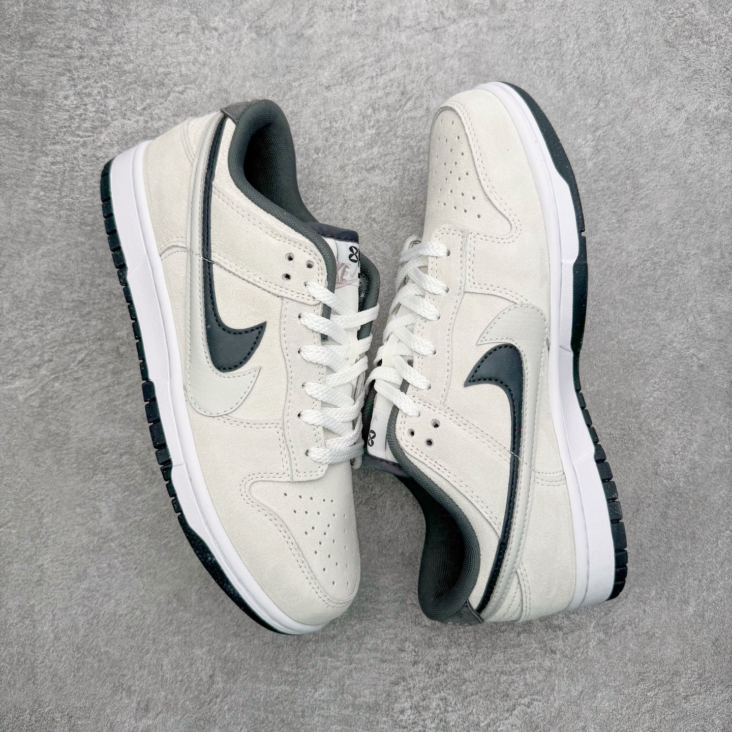 图片[3]-＃YC纯原 NK Dunk Low SE 85 双钩复古休闲板鞋 白黑 HV1800-101 实力大厂出品 新配色陆续开发 利润个位数只为口碑 全套原纸板楦头开发 确保原汁原味 完美呈现DUNK版型 一比一鞋头弧度高度鞋身弧度 此版本只针对中端市场 皮料材质有所更替 其他数据细节工艺流程均保持一致 绝不口嗨 细节品控鞋型随意对比 独家私模官方第六代原厂航空铝磨具打磨大底 鞋头坡度极致还原 无解鞋型 原盒原配 圈内天花板工艺 原厂玻璃冲刀 超高清洁度 全鞋零毛边皮料切割 原厂中底布点胶 中底布拉帮走线遵循公司 尺码：36 36.5 37.5 38 38.5 39 40 40.5 41 42 42.5 43 44 44.5 45 46-选品中心