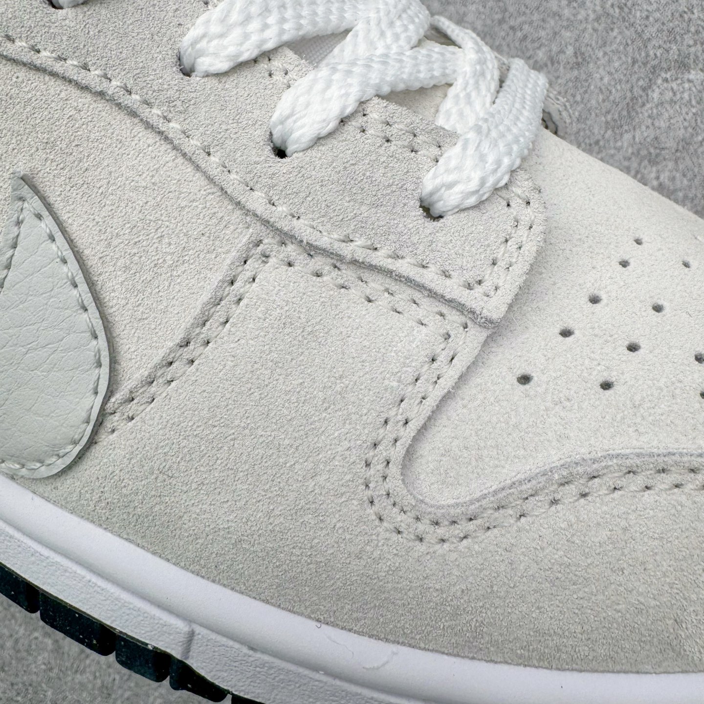 图片[11]-＃YC纯原 NK Dunk Low SE 85 双钩复古休闲板鞋 白黑 HV1800-101 实力大厂出品 新配色陆续开发 利润个位数只为口碑 全套原纸板楦头开发 确保原汁原味 完美呈现DUNK版型 一比一鞋头弧度高度鞋身弧度 此版本只针对中端市场 皮料材质有所更替 其他数据细节工艺流程均保持一致 绝不口嗨 细节品控鞋型随意对比 独家私模官方第六代原厂航空铝磨具打磨大底 鞋头坡度极致还原 无解鞋型 原盒原配 圈内天花板工艺 原厂玻璃冲刀 超高清洁度 全鞋零毛边皮料切割 原厂中底布点胶 中底布拉帮走线遵循公司 尺码：36 36.5 37.5 38 38.5 39 40 40.5 41 42 42.5 43 44 44.5 45 46-选品中心