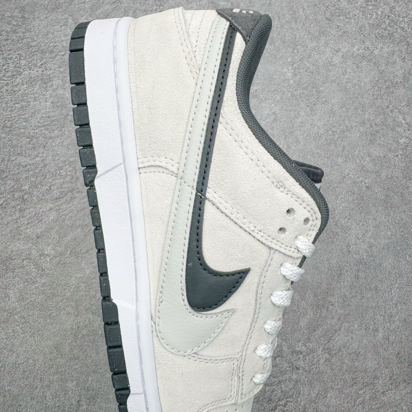 图片[6]-＃YC纯原 NK Dunk Low SE 85 双钩复古休闲板鞋 白黑 HV1800-101 实力大厂出品 新配色陆续开发 利润个位数只为口碑 全套原纸板楦头开发 确保原汁原味 完美呈现DUNK版型 一比一鞋头弧度高度鞋身弧度 此版本只针对中端市场 皮料材质有所更替 其他数据细节工艺流程均保持一致 绝不口嗨 细节品控鞋型随意对比 独家私模官方第六代原厂航空铝磨具打磨大底 鞋头坡度极致还原 无解鞋型 原盒原配 圈内天花板工艺 原厂玻璃冲刀 超高清洁度 全鞋零毛边皮料切割 原厂中底布点胶 中底布拉帮走线遵循公司 尺码：36 36.5 37.5 38 38.5 39 40 40.5 41 42 42.5 43 44 44.5 45 46-选品中心