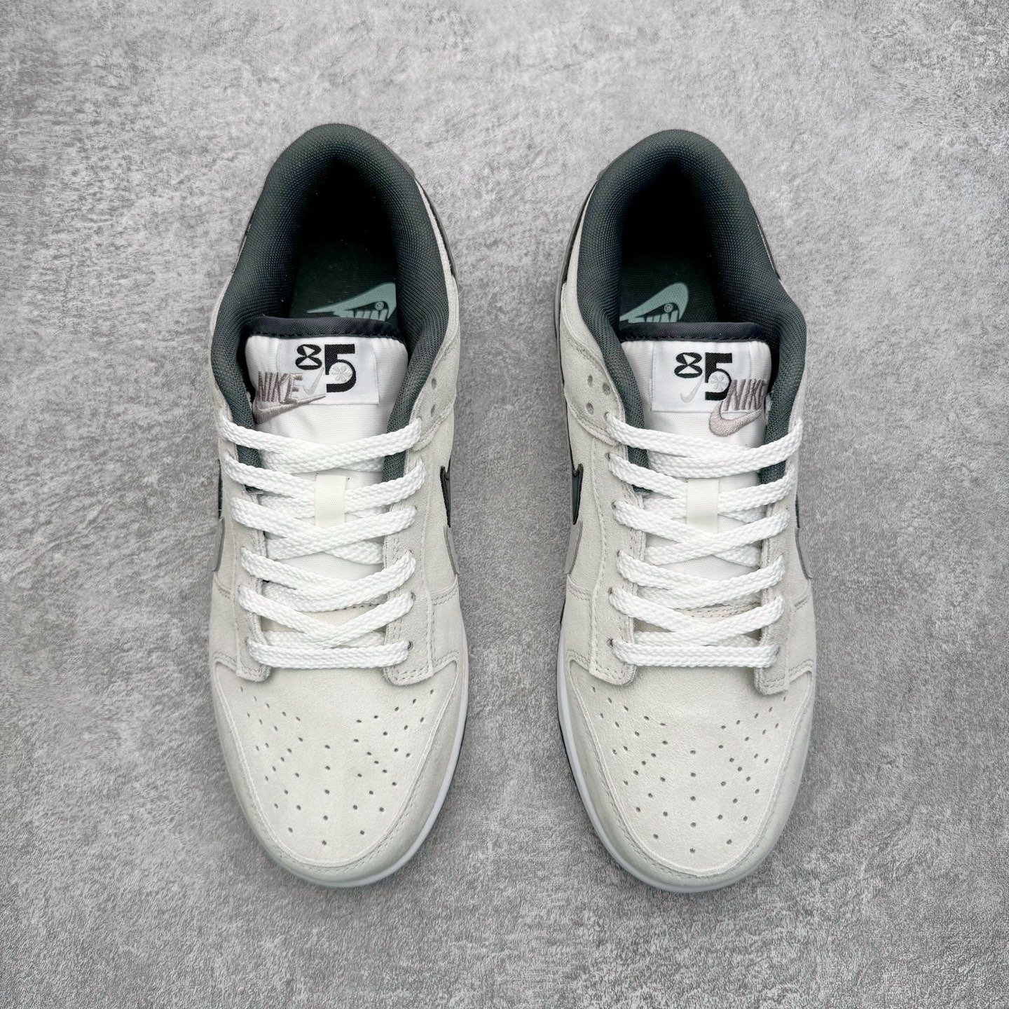 图片[2]-＃YC纯原 NK Dunk Low SE 85 双钩复古休闲板鞋 白黑 HV1800-101 实力大厂出品 新配色陆续开发 利润个位数只为口碑 全套原纸板楦头开发 确保原汁原味 完美呈现DUNK版型 一比一鞋头弧度高度鞋身弧度 此版本只针对中端市场 皮料材质有所更替 其他数据细节工艺流程均保持一致 绝不口嗨 细节品控鞋型随意对比 独家私模官方第六代原厂航空铝磨具打磨大底 鞋头坡度极致还原 无解鞋型 原盒原配 圈内天花板工艺 原厂玻璃冲刀 超高清洁度 全鞋零毛边皮料切割 原厂中底布点胶 中底布拉帮走线遵循公司 尺码：36 36.5 37.5 38 38.5 39 40 40.5 41 42 42.5 43 44 44.5 45 46-选品中心