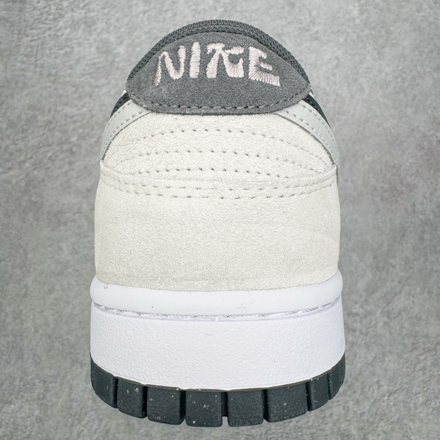 图片[8]-＃YC纯原 NK Dunk Low SE 85 双钩复古休闲板鞋 白黑 HV1800-101 实力大厂出品 新配色陆续开发 利润个位数只为口碑 全套原纸板楦头开发 确保原汁原味 完美呈现DUNK版型 一比一鞋头弧度高度鞋身弧度 此版本只针对中端市场 皮料材质有所更替 其他数据细节工艺流程均保持一致 绝不口嗨 细节品控鞋型随意对比 独家私模官方第六代原厂航空铝磨具打磨大底 鞋头坡度极致还原 无解鞋型 原盒原配 圈内天花板工艺 原厂玻璃冲刀 超高清洁度 全鞋零毛边皮料切割 原厂中底布点胶 中底布拉帮走线遵循公司 尺码：36 36.5 37.5 38 38.5 39 40 40.5 41 42 42.5 43 44 44.5 45 46-选品中心