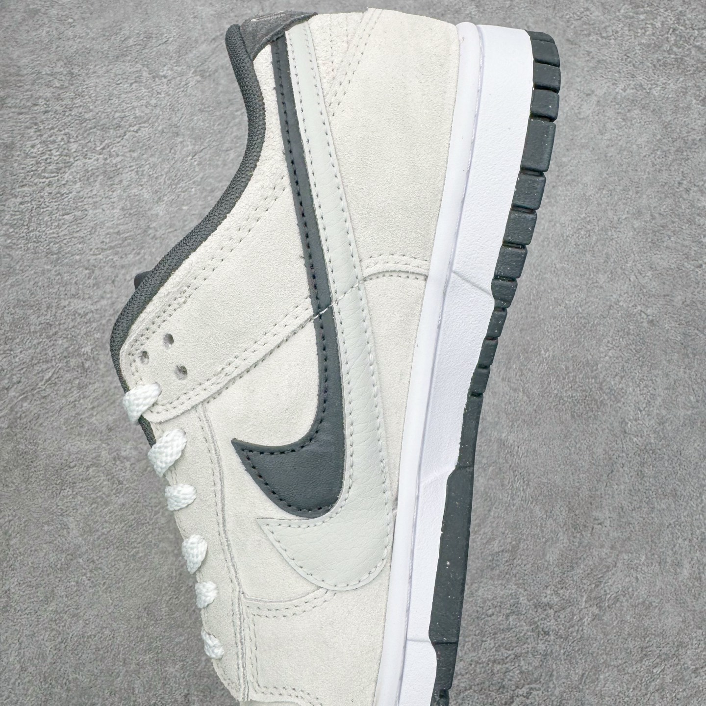 图片[7]-＃YC纯原 NK Dunk Low SE 85 双钩复古休闲板鞋 白黑 HV1800-101 实力大厂出品 新配色陆续开发 利润个位数只为口碑 全套原纸板楦头开发 确保原汁原味 完美呈现DUNK版型 一比一鞋头弧度高度鞋身弧度 此版本只针对中端市场 皮料材质有所更替 其他数据细节工艺流程均保持一致 绝不口嗨 细节品控鞋型随意对比 独家私模官方第六代原厂航空铝磨具打磨大底 鞋头坡度极致还原 无解鞋型 原盒原配 圈内天花板工艺 原厂玻璃冲刀 超高清洁度 全鞋零毛边皮料切割 原厂中底布点胶 中底布拉帮走线遵循公司 尺码：36 36.5 37.5 38 38.5 39 40 40.5 41 42 42.5 43 44 44.5 45 46-选品中心