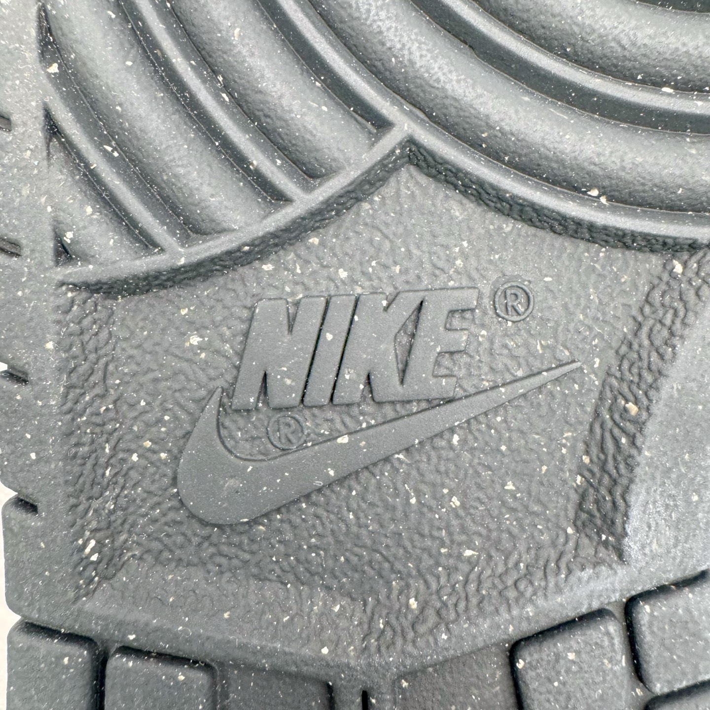 图片[10]-＃YC纯原 NK Dunk Low SE 85 双钩复古休闲板鞋 白黑 HV1800-101 实力大厂出品 新配色陆续开发 利润个位数只为口碑 全套原纸板楦头开发 确保原汁原味 完美呈现DUNK版型 一比一鞋头弧度高度鞋身弧度 此版本只针对中端市场 皮料材质有所更替 其他数据细节工艺流程均保持一致 绝不口嗨 细节品控鞋型随意对比 独家私模官方第六代原厂航空铝磨具打磨大底 鞋头坡度极致还原 无解鞋型 原盒原配 圈内天花板工艺 原厂玻璃冲刀 超高清洁度 全鞋零毛边皮料切割 原厂中底布点胶 中底布拉帮走线遵循公司 尺码：36 36.5 37.5 38 38.5 39 40 40.5 41 42 42.5 43 44 44.5 45 46-选品中心