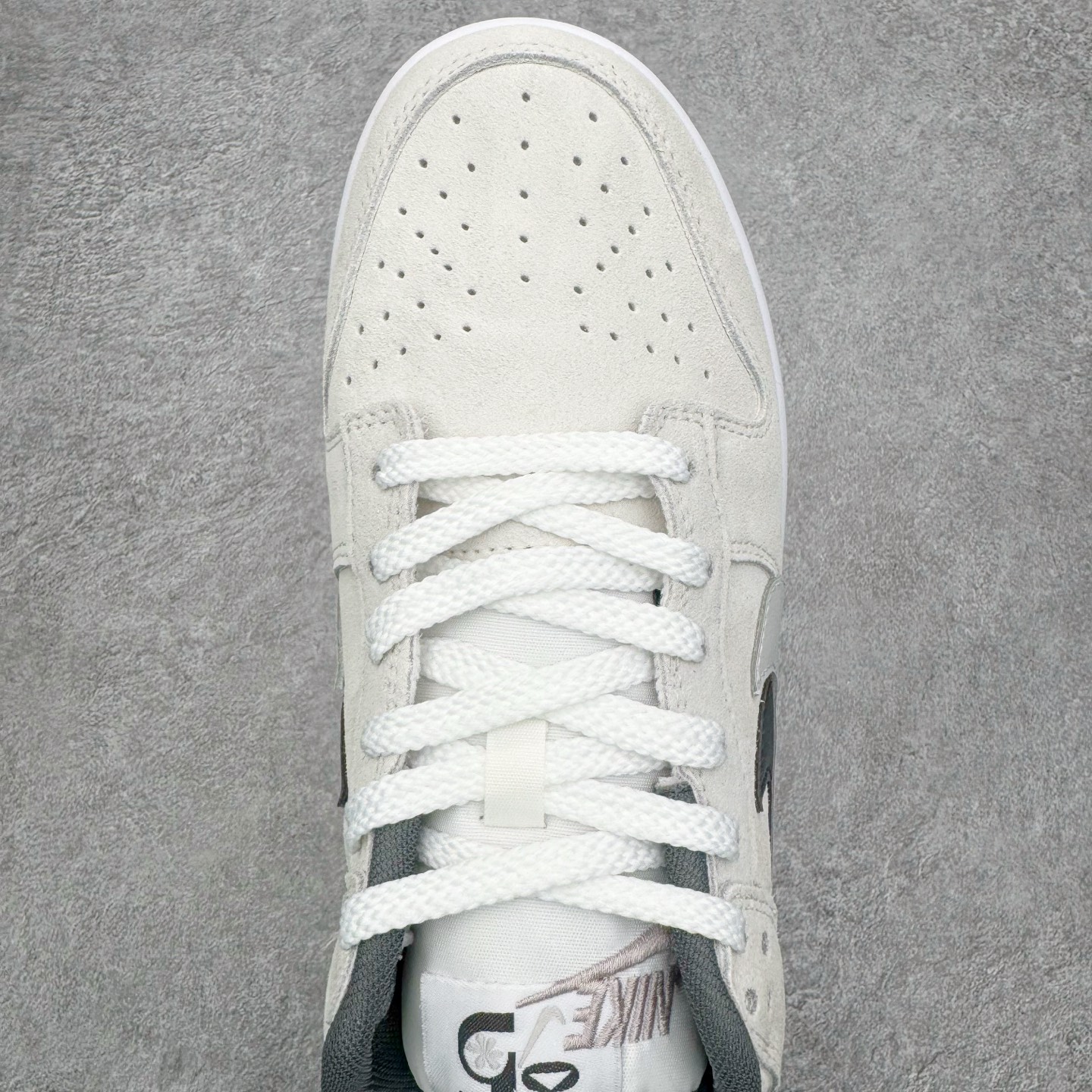 图片[4]-＃YC纯原 NK Dunk Low SE 85 双钩复古休闲板鞋 白黑 HV1800-101 实力大厂出品 新配色陆续开发 利润个位数只为口碑 全套原纸板楦头开发 确保原汁原味 完美呈现DUNK版型 一比一鞋头弧度高度鞋身弧度 此版本只针对中端市场 皮料材质有所更替 其他数据细节工艺流程均保持一致 绝不口嗨 细节品控鞋型随意对比 独家私模官方第六代原厂航空铝磨具打磨大底 鞋头坡度极致还原 无解鞋型 原盒原配 圈内天花板工艺 原厂玻璃冲刀 超高清洁度 全鞋零毛边皮料切割 原厂中底布点胶 中底布拉帮走线遵循公司 尺码：36 36.5 37.5 38 38.5 39 40 40.5 41 42 42.5 43 44 44.5 45 46-选品中心