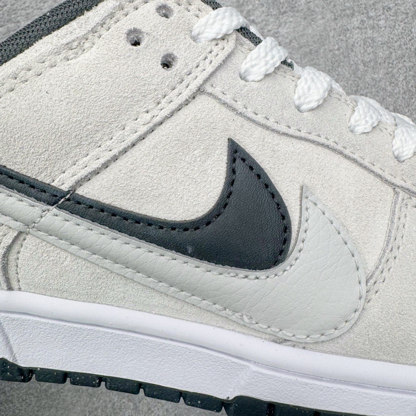 图片[12]-＃YC纯原 NK Dunk Low SE 85 双钩复古休闲板鞋 白黑 HV1800-101 实力大厂出品 新配色陆续开发 利润个位数只为口碑 全套原纸板楦头开发 确保原汁原味 完美呈现DUNK版型 一比一鞋头弧度高度鞋身弧度 此版本只针对中端市场 皮料材质有所更替 其他数据细节工艺流程均保持一致 绝不口嗨 细节品控鞋型随意对比 独家私模官方第六代原厂航空铝磨具打磨大底 鞋头坡度极致还原 无解鞋型 原盒原配 圈内天花板工艺 原厂玻璃冲刀 超高清洁度 全鞋零毛边皮料切割 原厂中底布点胶 中底布拉帮走线遵循公司 尺码：36 36.5 37.5 38 38.5 39 40 40.5 41 42 42.5 43 44 44.5 45 46-选品中心