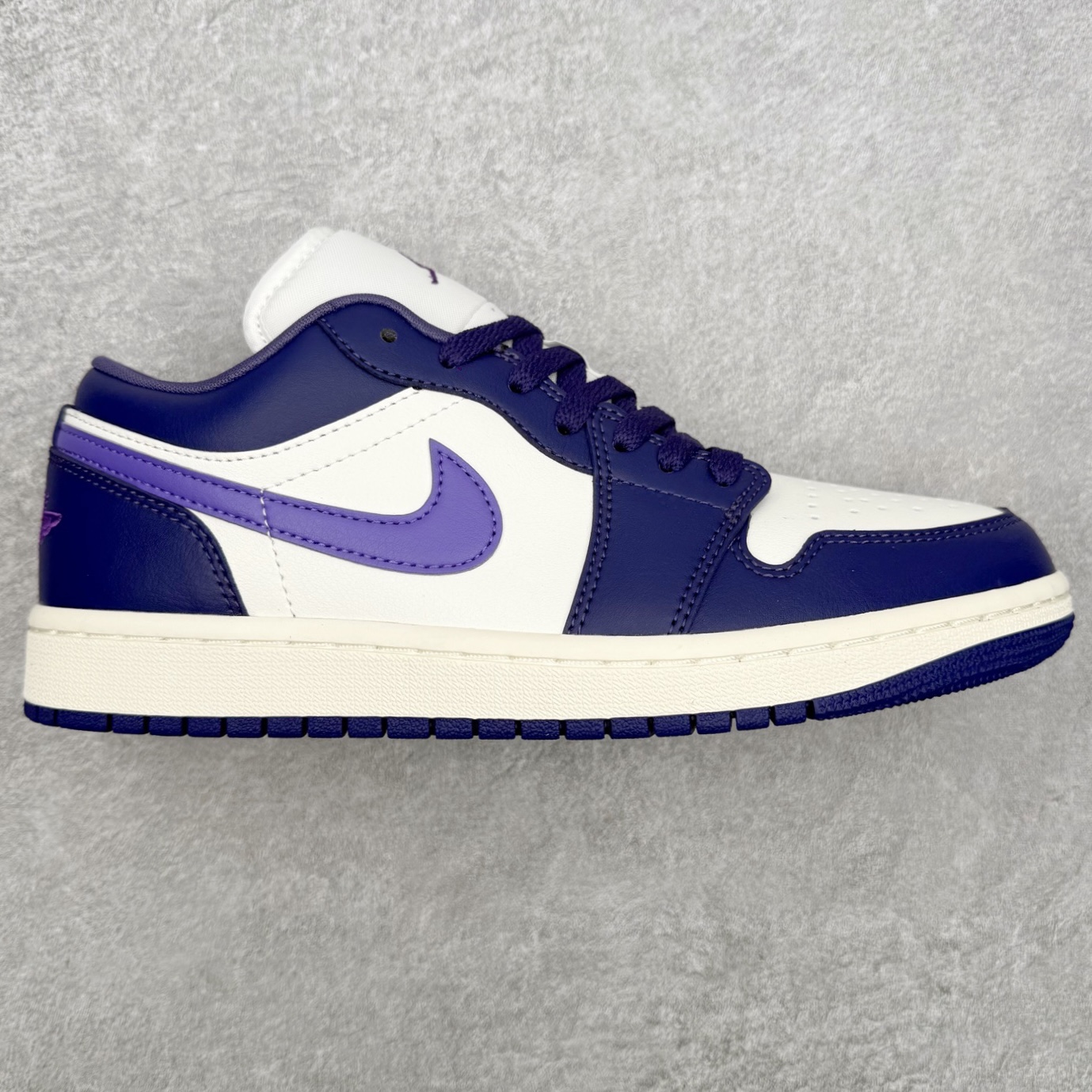 ＃小DT Air Jordan AJ1 Low OG 低帮系列 全新流水线出品 超强性价比 DT版本平替选择 市场第二梯队 全部原鞋开发 原楦原纸板开发 全鞋电脑针车 原厂内置全掌气垫 原盒内在原标 唯一Zp原版鞋带绑法 免检产品 全新2022版型 全头层皮料 完美零毛边处理 原厂配置全掌气垫 价格定位良心 几十个配色陆续出货 实拍调校N版已经零色差零失真 百分百还原实物色彩所见即所得 不存在货不对板色差等低级问题 选购参考实物拍摄 不混卖不参货 只用心做好货严格选品 承诺混一赔十 尺码：36 36.5 37.5 38 38.5 39 40 40.5 41 42 42.5 43 44 44.5 45 46-选品中心