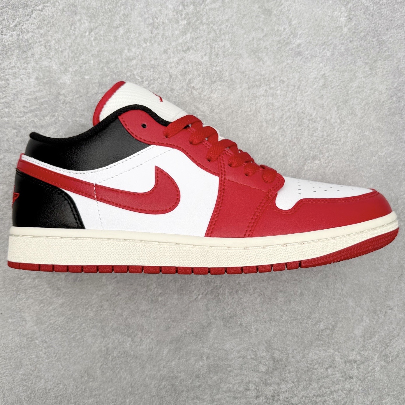 ＃小DT Air Jordan AJ1 Low OG 低帮系列 全新流水线出品 超强性价比 DT版本平替选择 市场第二梯队 全部原鞋开发 原楦原纸板开发 全鞋电脑针车 原厂内置全掌气垫 原盒内在原标 唯一Zp原版鞋带绑法 免检产品 全新2022版型 全头层皮料 完美零毛边处理 原厂配置全掌气垫 价格定位良心 几十个配色陆续出货 实拍调校N版已经零色差零失真 百分百还原实物色彩所见即所得 不存在货不对板色差等低级问题 选购参考实物拍摄 不混卖不参货 只用心做好货严格选品 承诺混一赔十 尺码：36 36.5 37.5 38 38.5 39 40 40.5 41 42 42.5 43 44 44.5 45 46-选品中心
