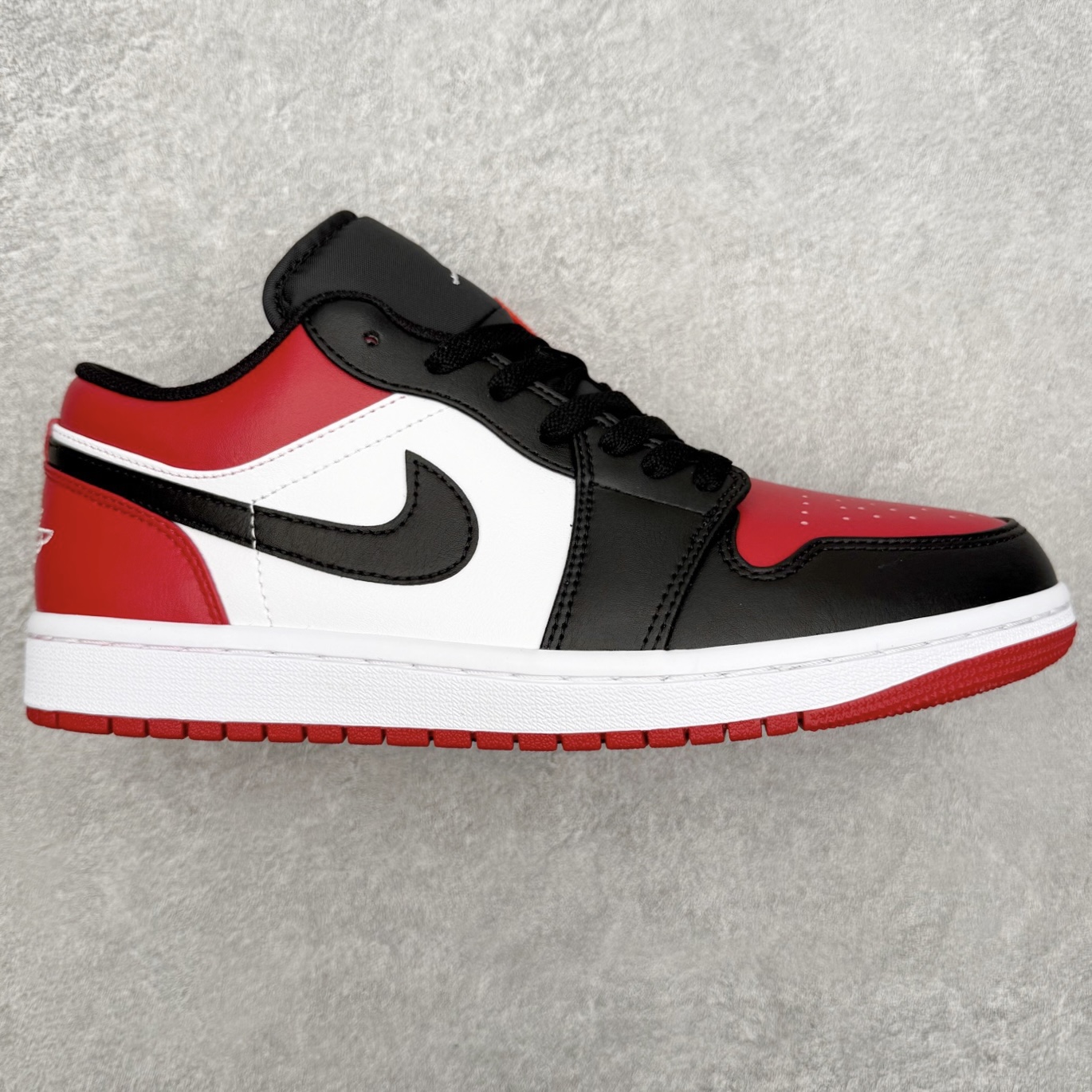 ＃小DT Air Jordan AJ1 Low OG 低帮系列 全新流水线出品 超强性价比 DT版本平替选择 市场第二梯队 全部原鞋开发 原楦原纸板开发 全鞋电脑针车 原厂内置全掌气垫 原盒内在原标 唯一Zp原版鞋带绑法 免检产品 全新2022版型 全头层皮料 完美零毛边处理 原厂配置全掌气垫 价格定位良心 几十个配色陆续出货 实拍调校N版已经零色差零失真 百分百还原实物色彩所见即所得 不存在货不对板色差等低级问题 选购参考实物拍摄 不混卖不参货 只用心做好货严格选品 承诺混一赔十 尺码：36 36.5 37.5 38 38.5 39 40 40.5 41 42 42.5 43 44 44.5 45 46-选品中心