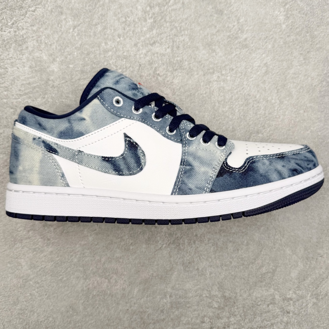 ＃小DT Air Jordan AJ1 Low OG 低帮系列 全新流水线出品 超强性价比 DT版本平替选择 市场第二梯队 全部原鞋开发 原楦原纸板开发 全鞋电脑针车 原厂内置全掌气垫 原盒内在原标 唯一Zp原版鞋带绑法 免检产品 全新2022版型 全头层皮料 完美零毛边处理 原厂配置全掌气垫 价格定位良心 几十个配色陆续出货 实拍调校N版已经零色差零失真 百分百还原实物色彩所见即所得 不存在货不对板色差等低级问题 选购参考实物拍摄 不混卖不参货 只用心做好货严格选品 承诺混一赔十 尺码：36 36.5 37.5 38 38.5 39 40 40.5 41 42 42.5 43 44 44.5 45 46-选品中心