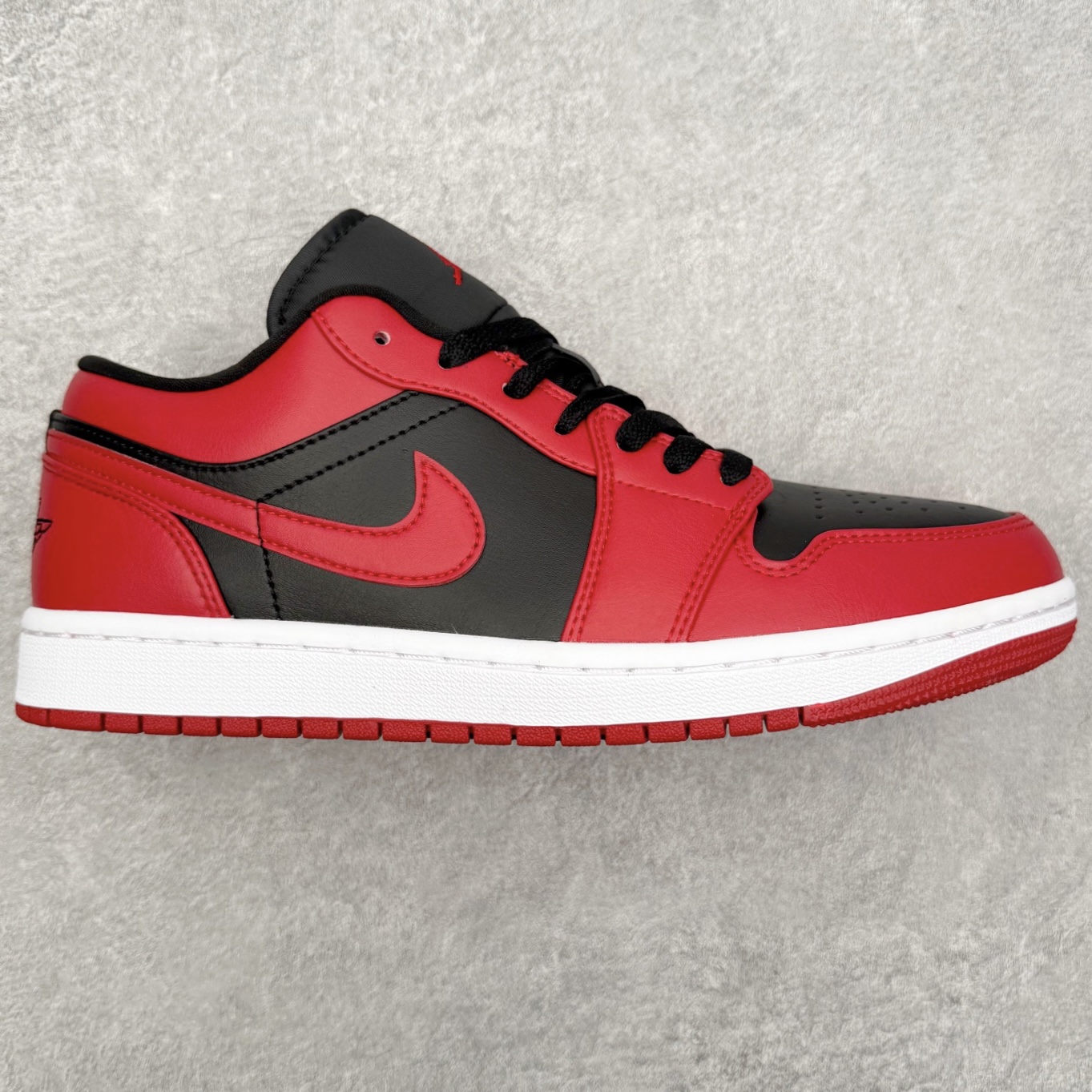 ＃小DT Air Jordan AJ1 Low OG 低帮系列 全新流水线出品 超强性价比 DT版本平替选择 市场第二梯队 全部原鞋开发 原楦原纸板开发 全鞋电脑针车 原厂内置全掌气垫 原盒内在原标 唯一Zp原版鞋带绑法 免检产品 全新2022版型 全头层皮料 完美零毛边处理 原厂配置全掌气垫 价格定位良心 几十个配色陆续出货 实拍调校N版已经零色差零失真 百分百还原实物色彩所见即所得 不存在货不对板色差等低级问题 选购参考实物拍摄 不混卖不参货 只用心做好货严格选品 承诺混一赔十 尺码：36 36.5 37.5 38 38.5 39 40 40.5 41 42 42.5 43 44 44.5 45 46-选品中心