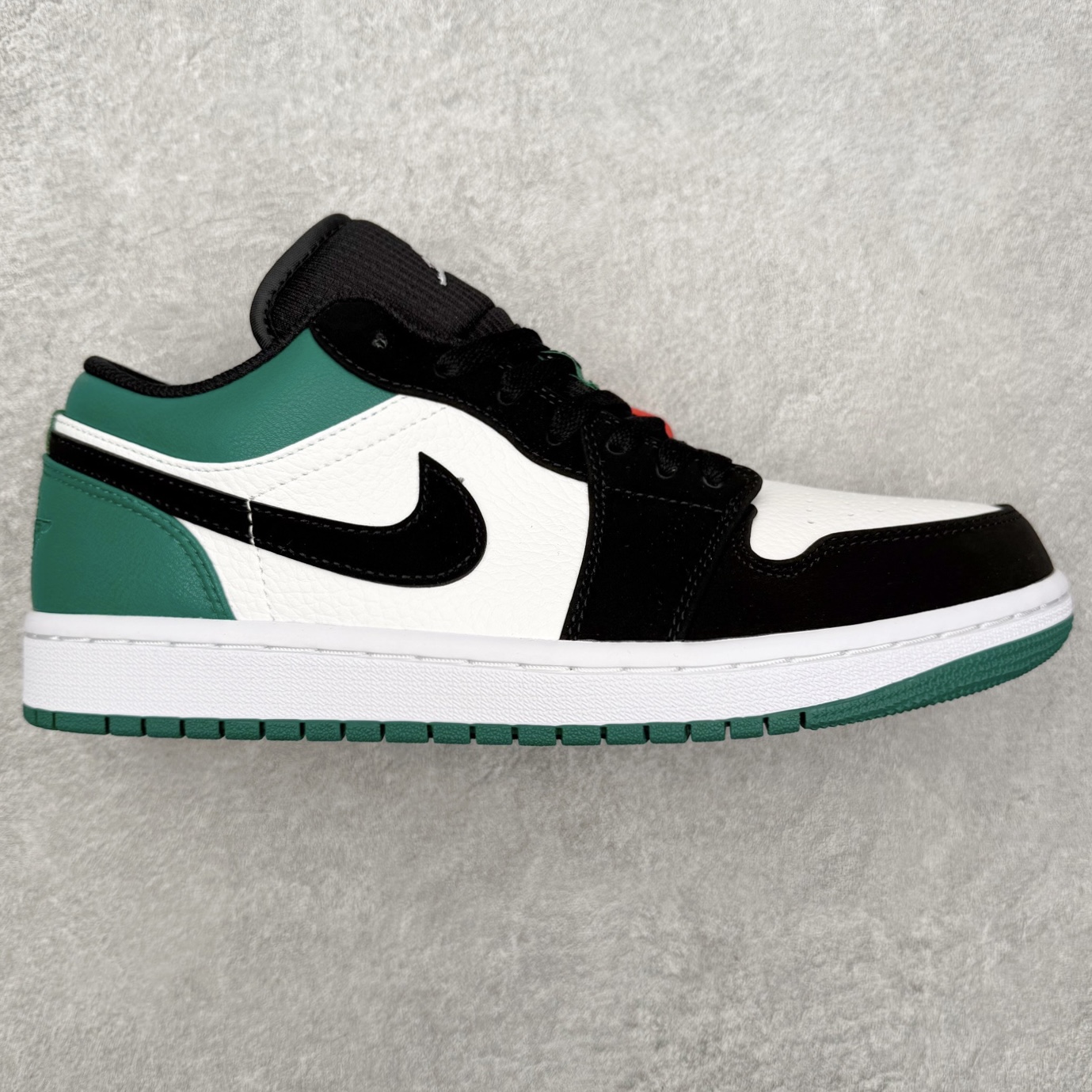 ＃小DT Air Jordan AJ1 Low OG 低帮系列 全新流水线出品 超强性价比 DT版本平替选择 市场第二梯队 全部原鞋开发 原楦原纸板开发 全鞋电脑针车 原厂内置全掌气垫 原盒内在原标 唯一Zp原版鞋带绑法 免检产品 全新2022版型 全头层皮料 完美零毛边处理 原厂配置全掌气垫 价格定位良心 几十个配色陆续出货 实拍调校N版已经零色差零失真 百分百还原实物色彩所见即所得 不存在货不对板色差等低级问题 选购参考实物拍摄 不混卖不参货 只用心做好货严格选品 承诺混一赔十 尺码：36 36.5 37.5 38 38.5 39 40 40.5 41 42 42.5 43 44 44.5 45 46-选品中心