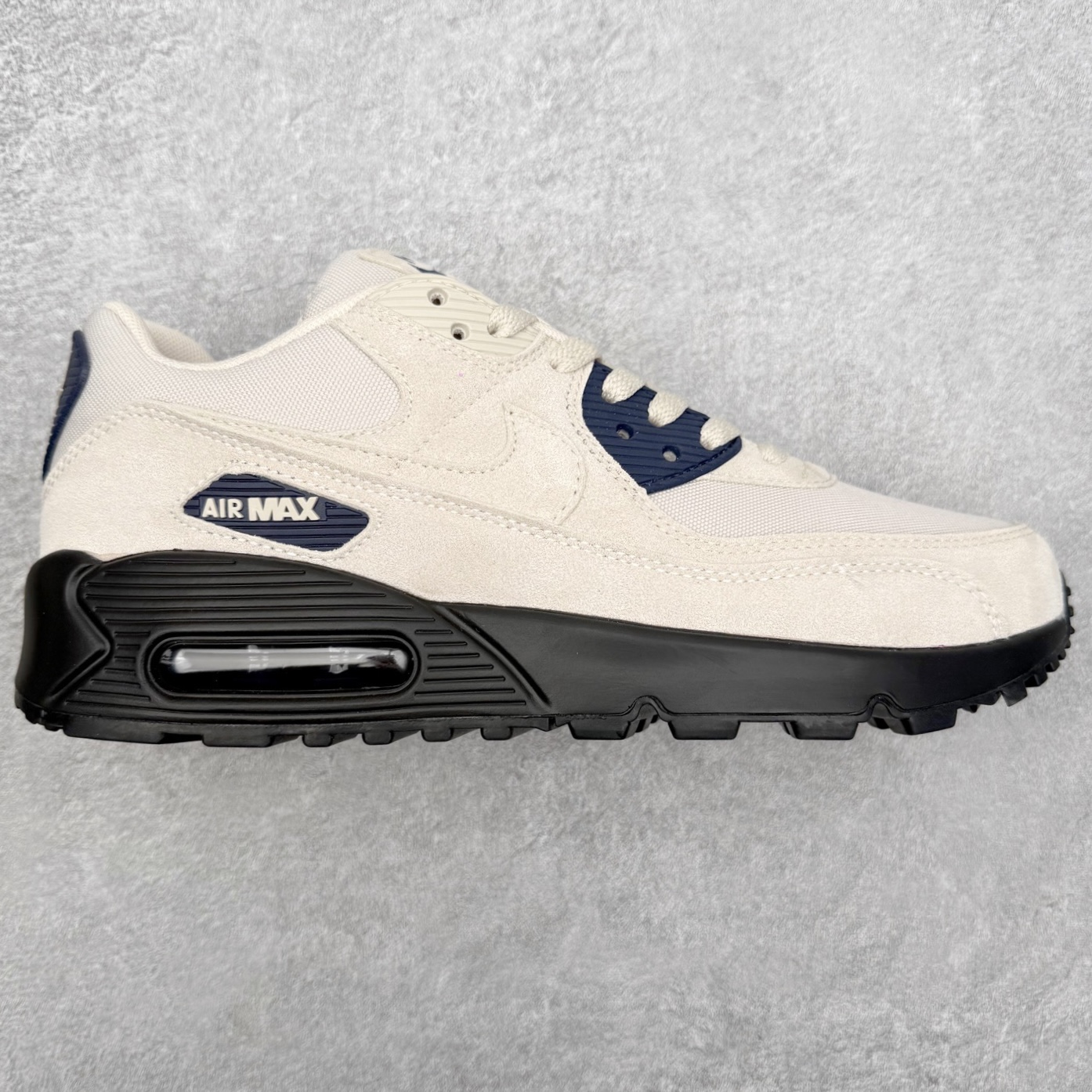 ＃MX版 NK Air MAX 90 气垫复古减震跑步鞋 IB3077-100 经典重温 独家陆续补货 外单专供大厂出品 品质稳定 一百余色 终端操作 Air Max 90于1990年推出 来自Air Max系列 在Air Max 1的基础上改进而得 增加了气垫面积 外型上也更为流线 最特別的就是加入了菱纹塑胶嵌板 为Air Max 90增添了许多潮流气息 皮革鞋面 造就出色耐穿性和支撑力 Max Air缓震配置搭配泡棉中底 令Air Max 90轻盈而舒适 华夫格橡胶外底 铸就Air Max 90非凡的抓地力 而Air Max 90不仅是一双跑鞋 它成功跨越了时间的演进 成为了球鞋文化与潮流圈中最熟为人知的鞋款之一 尺码：36 36.5 37.5 38 38.5 39 40 40.5 41 42 42.5 43 44 44.5 45-选品中心