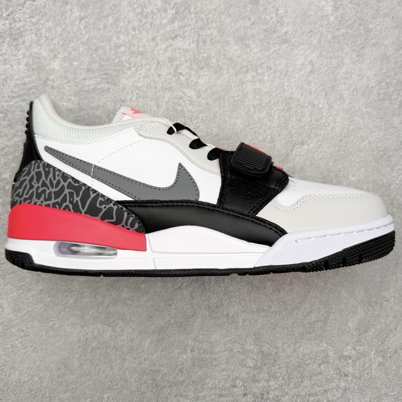 Air Jordan Legacy AJ312 低帮 CD9054-113 鞋身采用了皮革材质打造 横跨鞋面的魔术贴十分吸睛 侧面的Swoosh Logo的一部分被鞋面遮挡了一部分 颇具玩味 魔术贴上标有NK标识 而鞋舌上是Jordan的经典飞翼Logo 后跟和鞋底均采用了Air Jordan 3 的设计 后跟上同样也使用了经典的爆裂纹图案 尺码：36 36.5 37.5 38 38.5 39 40 40.5 41 42 42.5 43 44 44.5 45 46 47.5-选品中心