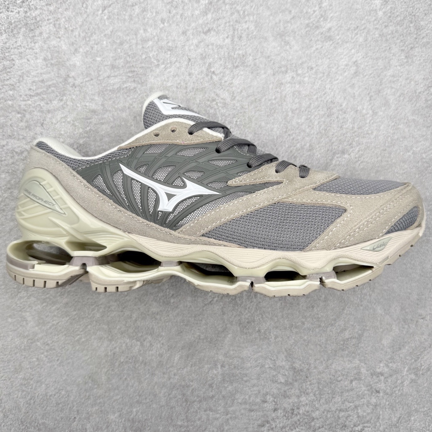 Mizuno Wave Prophecy LS 经典百搭跑步鞋 男女同款 美津浓（Mizuno）是日本美津浓株式会社于1906年创立的运动品牌，经过一个多世纪的不断努力现已成为世界著名的运动器具、服装和鞋类生产商。美津浓力求服务于各类运动项目，并竭力使运动生活更加愉快和振奋。产品种类齐全，覆盖几乎全部主要运动项目，达到30万多个品类。尺码：36 36.5 37.5 38 38.5 39 40 40.5 41 42 42.5 43 44 44.5 45-选品中心