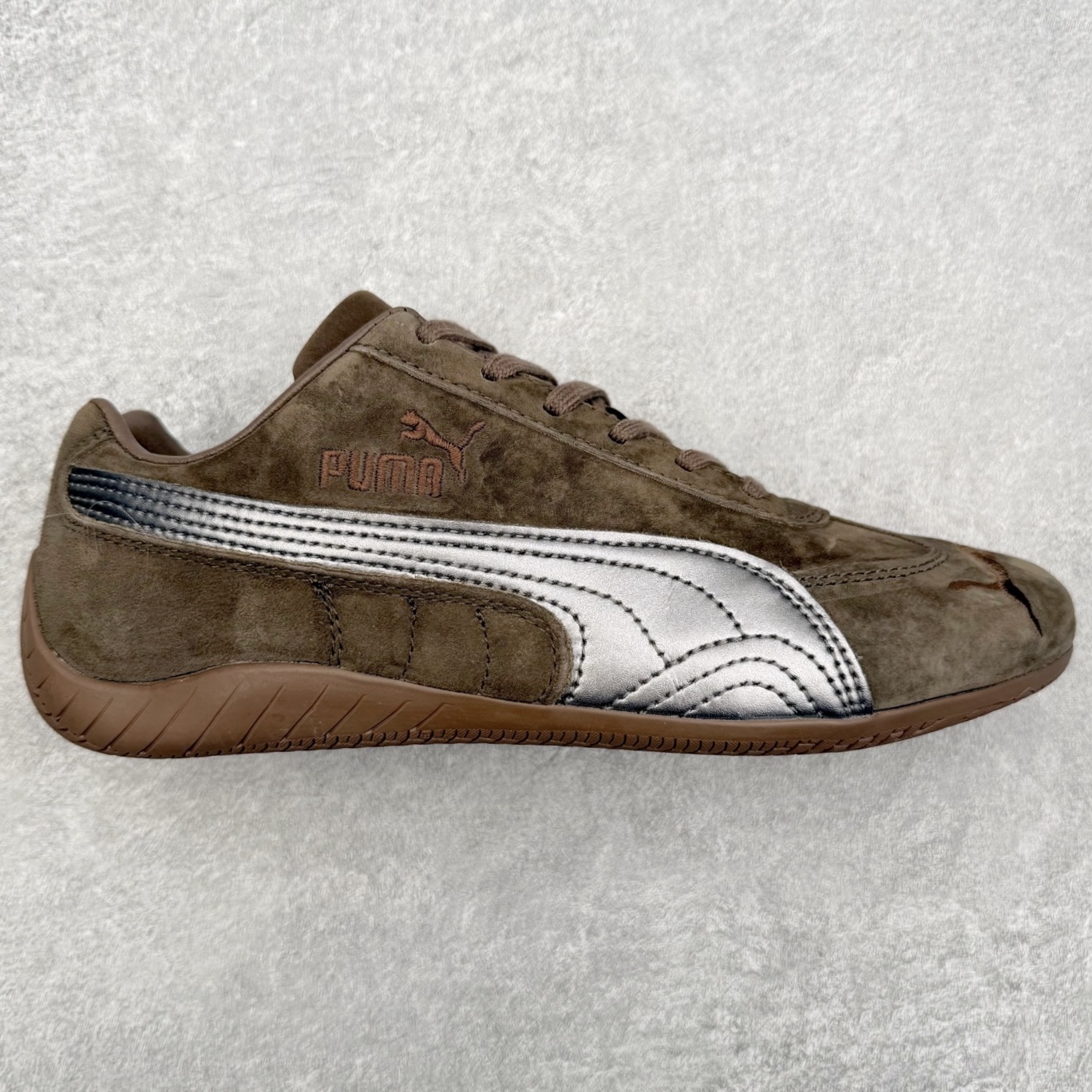 PUMA Speedca OG 彪马极速赛车系列低帮德训风拼接复古百搭休闲运动赛车鞋 鞋款从80、90年代赛车手所穿的防火赛车鞋为原型，鞋身线条模仿了赛车的流线廓形，体现了空气动力学原理的结构。简约流畅的外观，恰好又和贯穿其中的Formstrip Logo融合恰到好处，视觉上细节丰富且协调。本次Speedcat OG鞋款归来，最大看点自然式保留了窄版鞋型以及薄底构造。这两年各品牌鞋底越做越厚，Speedcat反其道而行之，上脚几乎无鞋底的效果带来耳目一新的视觉体验。鞋面依旧是以质感细腻的麂皮材质打造，并且大面积近乎全包裹的使用，复古味道也愈发浓烈。配色上更是将最原始的黑色和红色带回，向F1赛车队的标志性队服致敬。相信让各位一眼种草的更多是出挑的大红色，上脚即可瞬间点亮整体造型，在以球鞋为核心的OOTD中脱颖而出。而另一款黑色则是低调的万金油，彰显新潮个性的同时又不喧宾夺主，也是热爱简约系穿搭朋友的首选。 尺码：35.5 36 37 37.5 38 38.5 39 40 40.5 41 42 42.5 43 44 44.5 45-选品中心