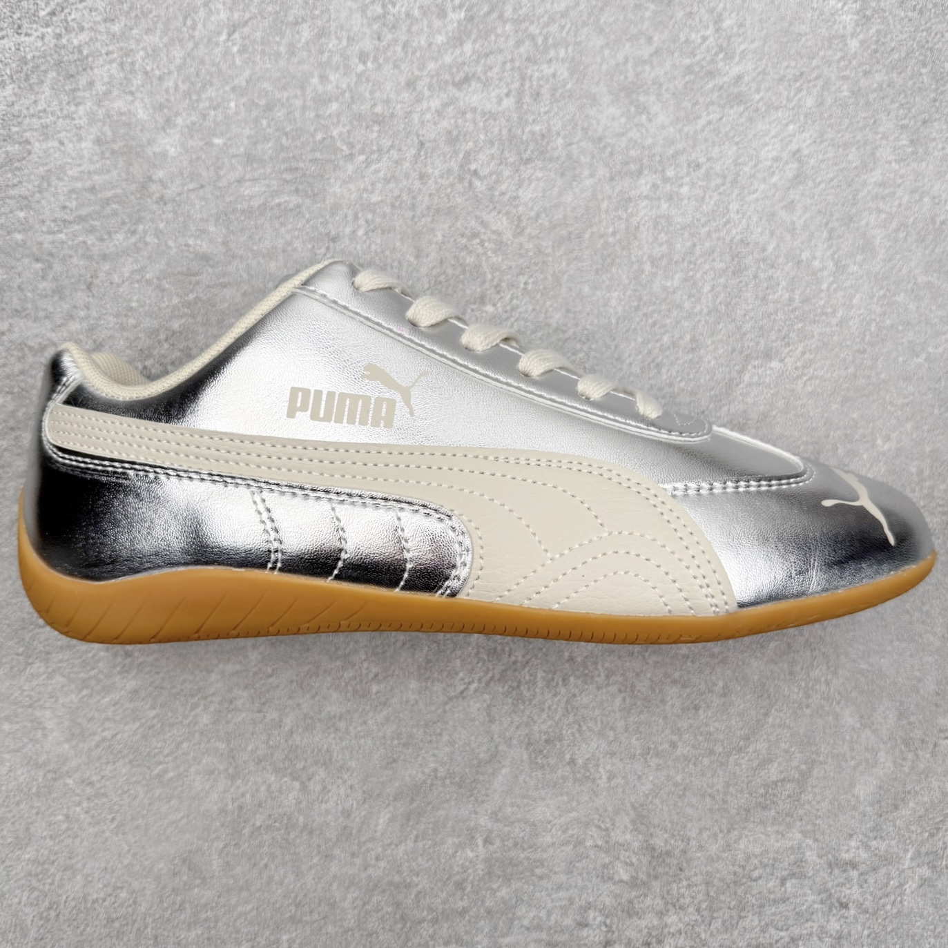 PUMA Speedca OG 彪马极速赛车系列低帮德训风拼接复古百搭休闲运动赛车鞋 鞋款从80、90年代赛车手所穿的防火赛车鞋为原型，鞋身线条模仿了赛车的流线廓形，体现了空气动力学原理的结构。简约流畅的外观，恰好又和贯穿其中的Formstrip Logo融合恰到好处，视觉上细节丰富且协调。本次Speedcat OG鞋款归来，最大看点自然式保留了窄版鞋型以及薄底构造。这两年各品牌鞋底越做越厚，Speedcat反其道而行之，上脚几乎无鞋底的效果带来耳目一新的视觉体验。鞋面依旧是以质感细腻的麂皮材质打造，并且大面积近乎全包裹的使用，复古味道也愈发浓烈。配色上更是将最原始的黑色和红色带回，向F1赛车队的标志性队服致敬。相信让各位一眼种草的更多是出挑的大红色，上脚即可瞬间点亮整体造型，在以球鞋为核心的OOTD中脱颖而出。而另一款黑色则是低调的万金油，彰显新潮个性的同时又不喧宾夺主，也是热爱简约系穿搭朋友的首选。 尺码：35.5 36 37 37.5 38 38.5 39 40 40.5 41 42 42.5 43 44 44.5 45-选品中心