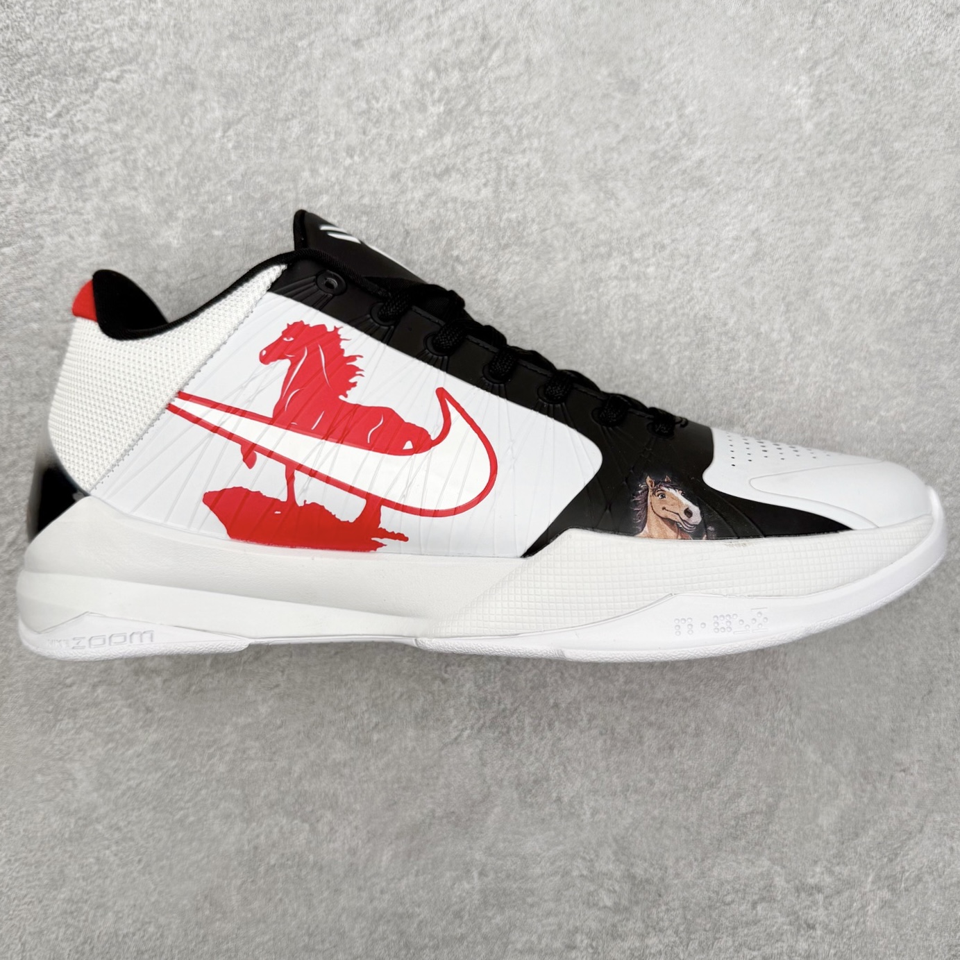 NK Zoom Kobe 5 Protro 科比五代实战篮球鞋 马年定制CYN配色 Eric Avar 这一次在设计中将轻盈发挥到了极致 鞋面采用了更加轻盈、更加强韧的创新的Flywire 2.0技术 球鞋重量更加轻质 重量仅为10.6盎司 内靴设计也使得穿着更加舒适 中底的配置则依日是可靠的zoom气垫和碳板的搭配 外底有个小细节令人十分喜欢 将纹路做成了心电图状 寓意科比对于篮球的喜爱 尺码：40 40.5 41 42 42.5 43 44 44.5 45 46-选品中心