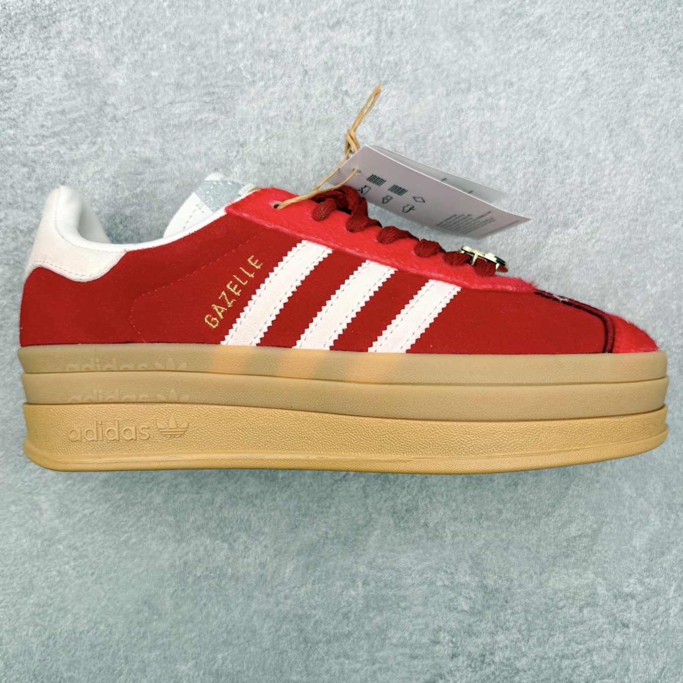 ＃纯原 AD Originals Gazelle Bold W 羚羊松糕系列复古百搭厚底增高低帮休闲运动板鞋 KJ4293 新的一年就要换新的打扮啦！除了设定变美、健身、减肥等目标外，你已经可以利用鞋子来“偷偷改善身材比例”的愿望了！ 因为有一句话。身高不够。鞋子来凑~赶快入手以下各大运动品牌最新推出的“厚底增高运动鞋”吧。 是最好穿最百搭的长腿神器。 重点是……不仅价格不错～鞋子也不错啊！Originals的Gazelle Bold鞋款打造出「超厚底版本」！延续流线鞋型、经典麂皮材质、白色三条线和侧面烫金标志的复古外型，奶油白鞋底高度直接乘3，出门搭上它，保证一路步步高升。尺码：36 36⅔ 37⅓ 38 38⅔ 39⅓ 40-选品中心