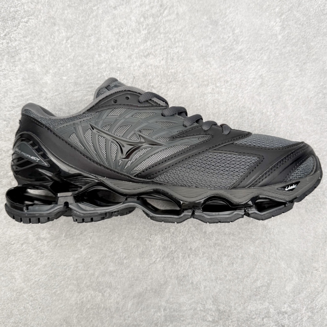 Mizuno Wave Prophecy LS 经典百搭跑步鞋 男女同款 美津浓（Mizuno）是日本美津浓株式会社于1906年创立的运动品牌，经过一个多世纪的不断努力现已成为世界著名的运动器具、服装和鞋类生产商。美津浓力求服务于各类运动项目，并竭力使运动生活更加愉快和振奋。产品种类齐全，覆盖几乎全部主要运动项目，达到30万多个品类。尺码：36 36.5 37.5 38 38.5 39 40 40.5 41 42 42.5 43 44 44.5 45-选品中心