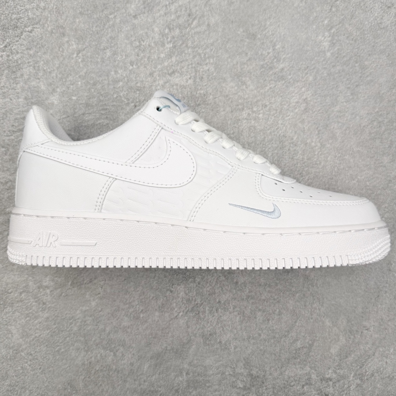 ＃XT纯原 NK Air Force 1 Low 空军一号时尚舒适防滑耐磨低帮板鞋 IH4475-100 顶级批次 2022全新楦头鞋型 鱼鳞大底 历时开发三个月 清洁度完美 二维码鞋标 内置芯片及solo气垫 大底高度及其弧度依照正品 钢印 logo刺绣 鞋口弧度 鞋头长度 鞋面冲孔 鞋垫背胶及钢印 完美鞋型对比正品 每一处都是细节满满 柔软、弹性十足的缓震性能和出色的中底设计 横跨复古与现代的外型结合 造就出风靡全球 三十多年的Force 1 直到今天还深受青睐 实拍调校N版已经零色差零失真 百分百还原实物色彩所见即所得 不存在货不对板色差等低级问题 选购参考实物拍摄 不混卖不参货 只用心做好货严格选品 承诺混一赔十 尺码：36 36.5 37.5 38 38.5 39 40 40.5 41 42 42.5 43 44 44.5 45-选品中心