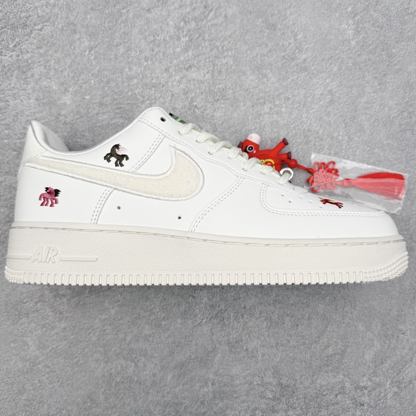 ＃XT纯原 NK Air Force 1 Low 空军一号时尚舒适防滑耐磨低帮板鞋 IQ1143-100 顶级批次 2022全新楦头鞋型 鱼鳞大底 历时开发三个月 清洁度完美 二维码鞋标 内置芯片及solo气垫 大底高度及其弧度依照正品 钢印 logo刺绣 鞋口弧度 鞋头长度 鞋面冲孔 鞋垫背胶及钢印 完美鞋型对比正品 每一处都是细节满满 柔软、弹性十足的缓震性能和出色的中底设计 横跨复古与现代的外型结合 造就出风靡全球 三十多年的Force 1 直到今天还深受青睐 实拍调校N版已经零色差零失真 百分百还原实物色彩所见即所得 不存在货不对板色差等低级问题 选购参考实物拍摄 不混卖不参货 只用心做好货严格选品 承诺混一赔十 尺码：36 36.5 37.5 38 38.5 39 40 40.5 41 42 42.5 43 44 44.5 45-选品中心