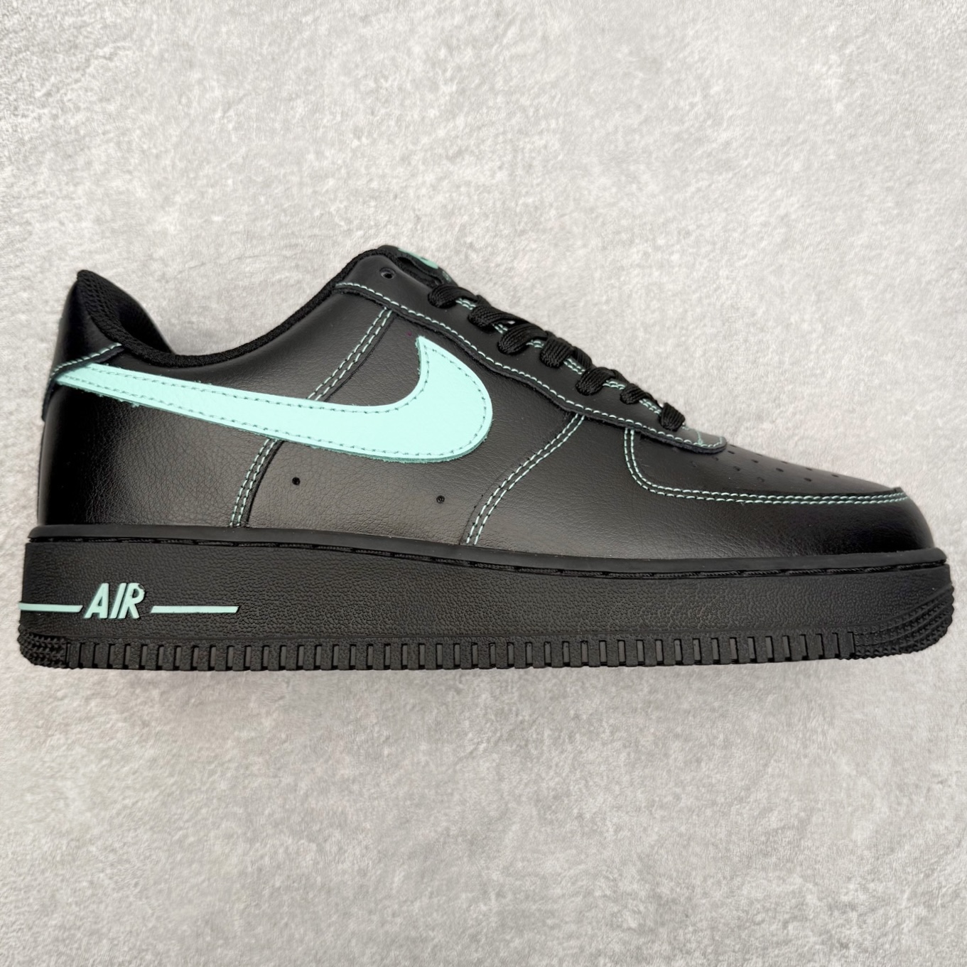 ＃XT纯原 NK Air Force 1 Low 空军一号时尚舒适防滑耐磨低帮板鞋 HQ2037-002 顶级批次 2022全新楦头鞋型 鱼鳞大底 历时开发三个月 清洁度完美 二维码鞋标 内置芯片及solo气垫 大底高度及其弧度依照正品 钢印 logo刺绣 鞋口弧度 鞋头长度 鞋面冲孔 鞋垫背胶及钢印 完美鞋型对比正品 每一处都是细节满满 柔软、弹性十足的缓震性能和出色的中底设计 横跨复古与现代的外型结合 造就出风靡全球 三十多年的Force 1 直到今天还深受青睐 实拍调校N版已经零色差零失真 百分百还原实物色彩所见即所得 不存在货不对板色差等低级问题 选购参考实物拍摄 不混卖不参货 只用心做好货严格选品 承诺混一赔十 尺码：36 36.5 37.5 38 38.5 39 40 40.5 41 42 42.5 43 44 44.5 45-选品中心