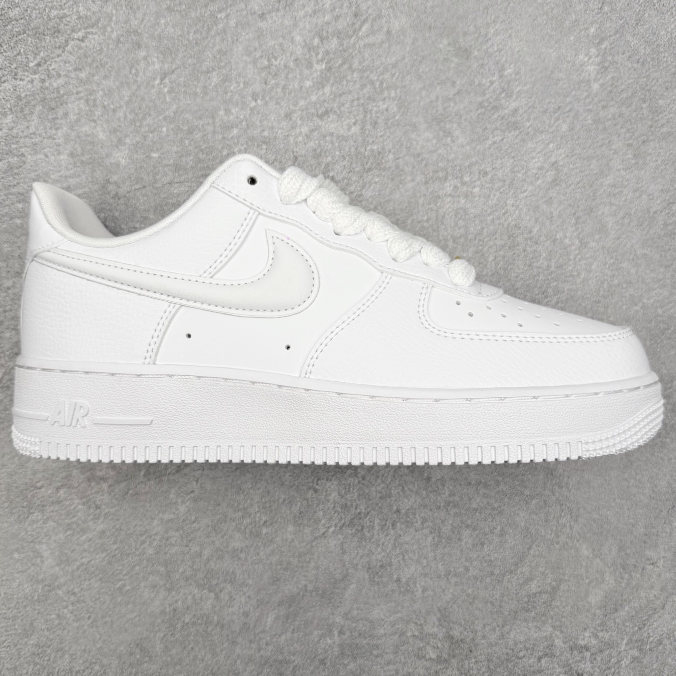 ＃XT纯原 NK Air Force 1 Low 空军一号时尚舒适防滑耐磨低帮板鞋 HF2014-100 顶级批次 2022全新楦头鞋型 鱼鳞大底 历时开发三个月 清洁度完美 二维码鞋标 内置芯片及solo气垫 大底高度及其弧度依照正品 钢印 logo刺绣 鞋口弧度 鞋头长度 鞋面冲孔 鞋垫背胶及钢印 完美鞋型对比正品 每一处都是细节满满 柔软、弹性十足的缓震性能和出色的中底设计 横跨复古与现代的外型结合 造就出风靡全球 三十多年的Force 1 直到今天还深受青睐 实拍调校N版已经零色差零失真 百分百还原实物色彩所见即所得 不存在货不对板色差等低级问题 选购参考实物拍摄 不混卖不参货 只用心做好货严格选品 承诺混一赔十 尺码：36 36.5 37.5 38 38.5 39 40 40.5 41 42 42.5 43 44 44.5 45-选品中心