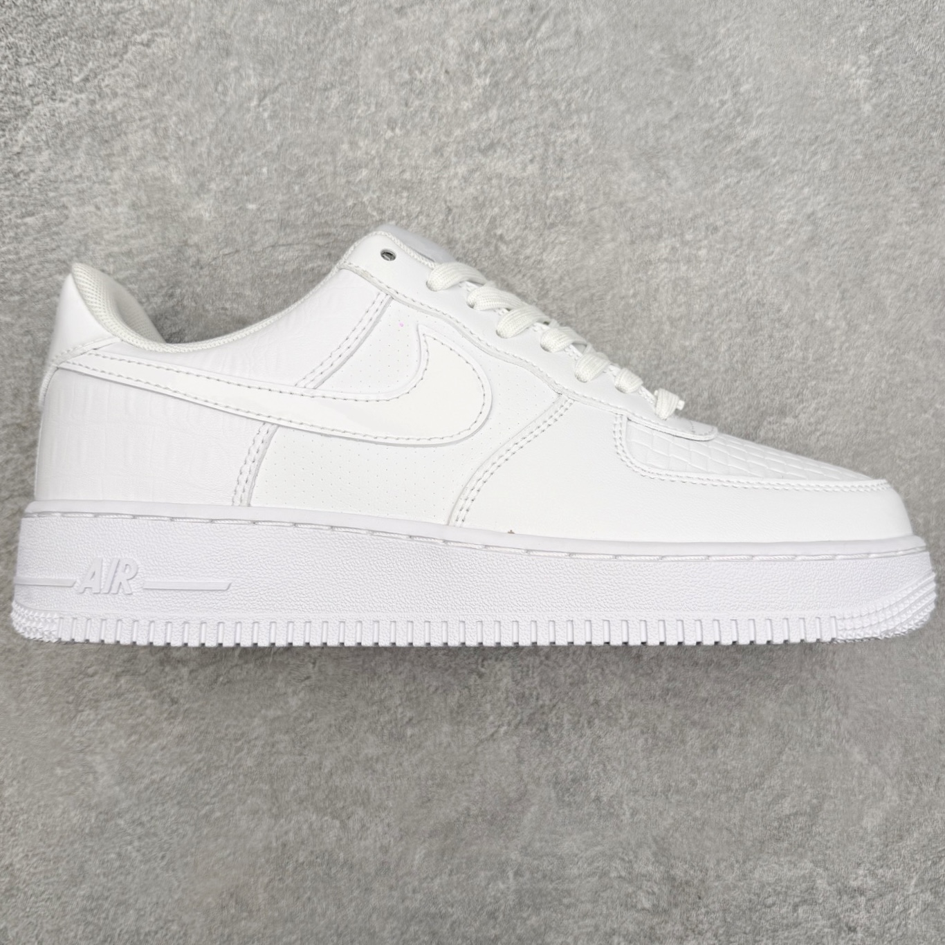 ＃XT纯原 NK Air Force 1 Low 空军一号时尚舒适防滑耐磨低帮板鞋 HF2893-100 顶级批次 2022全新楦头鞋型 鱼鳞大底 历时开发三个月 清洁度完美 二维码鞋标 内置芯片及solo气垫 大底高度及其弧度依照正品 钢印 logo刺绣 鞋口弧度 鞋头长度 鞋面冲孔 鞋垫背胶及钢印 完美鞋型对比正品 每一处都是细节满满 柔软、弹性十足的缓震性能和出色的中底设计 横跨复古与现代的外型结合 造就出风靡全球 三十多年的Force 1 直到今天还深受青睐 实拍调校N版已经零色差零失真 百分百还原实物色彩所见即所得 不存在货不对板色差等低级问题 选购参考实物拍摄 不混卖不参货 只用心做好货严格选品 承诺混一赔十 尺码：36 36.5 37.5 38 38.5 39 40 40.5 41 42 42.5 43 44 44.5 45-选品中心