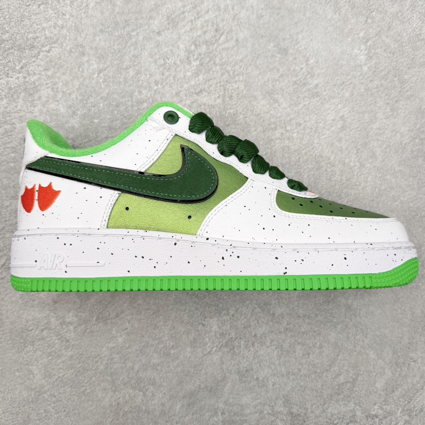 ＃XT纯原 NK Air Force 1 Low 空军一号时尚舒适防滑耐磨低帮板鞋 IU7613-100 顶级批次 2022全新楦头鞋型 鱼鳞大底 历时开发三个月 清洁度完美 二维码鞋标 内置芯片及solo气垫 大底高度及其弧度依照正品 钢印 logo刺绣 鞋口弧度 鞋头长度 鞋面冲孔 鞋垫背胶及钢印 完美鞋型对比正品 每一处都是细节满满 柔软、弹性十足的缓震性能和出色的中底设计 横跨复古与现代的外型结合 造就出风靡全球 三十多年的Force 1 直到今天还深受青睐 实拍调校N版已经零色差零失真 百分百还原实物色彩所见即所得 不存在货不对板色差等低级问题 选购参考实物拍摄 不混卖不参货 只用心做好货严格选品 承诺混一赔十 尺码：36 36.5 37.5 38 38.5 39 40 40.5 41 42 42.5 43 44 44.5 45-选品中心