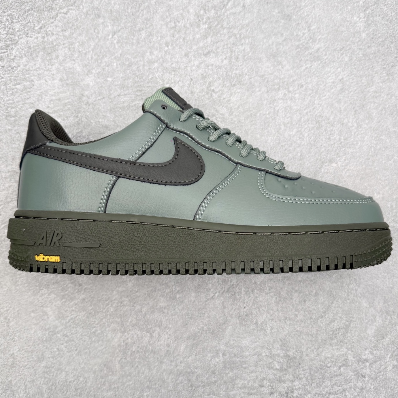 ＃XT纯原 NK Air Force 1 Low 空军一号时尚舒适防滑耐磨低帮板鞋 HV5953-300 顶级批次 2022全新楦头鞋型 鱼鳞大底 历时开发三个月 清洁度完美 二维码鞋标 内置芯片及solo气垫 大底高度及其弧度依照正品 钢印 logo刺绣 鞋口弧度 鞋头长度 鞋面冲孔 鞋垫背胶及钢印 完美鞋型对比正品 每一处都是细节满满 柔软、弹性十足的缓震性能和出色的中底设计 横跨复古与现代的外型结合 造就出风靡全球 三十多年的Force 1 直到今天还深受青睐 实拍调校N版已经零色差零失真 百分百还原实物色彩所见即所得 不存在货不对板色差等低级问题 选购参考实物拍摄 不混卖不参货 只用心做好货严格选品 承诺混一赔十 尺码：36 36.5 37.5 38 38.5 39 40 40.5 41 42 42.5 43 44 44.5 45-选品中心