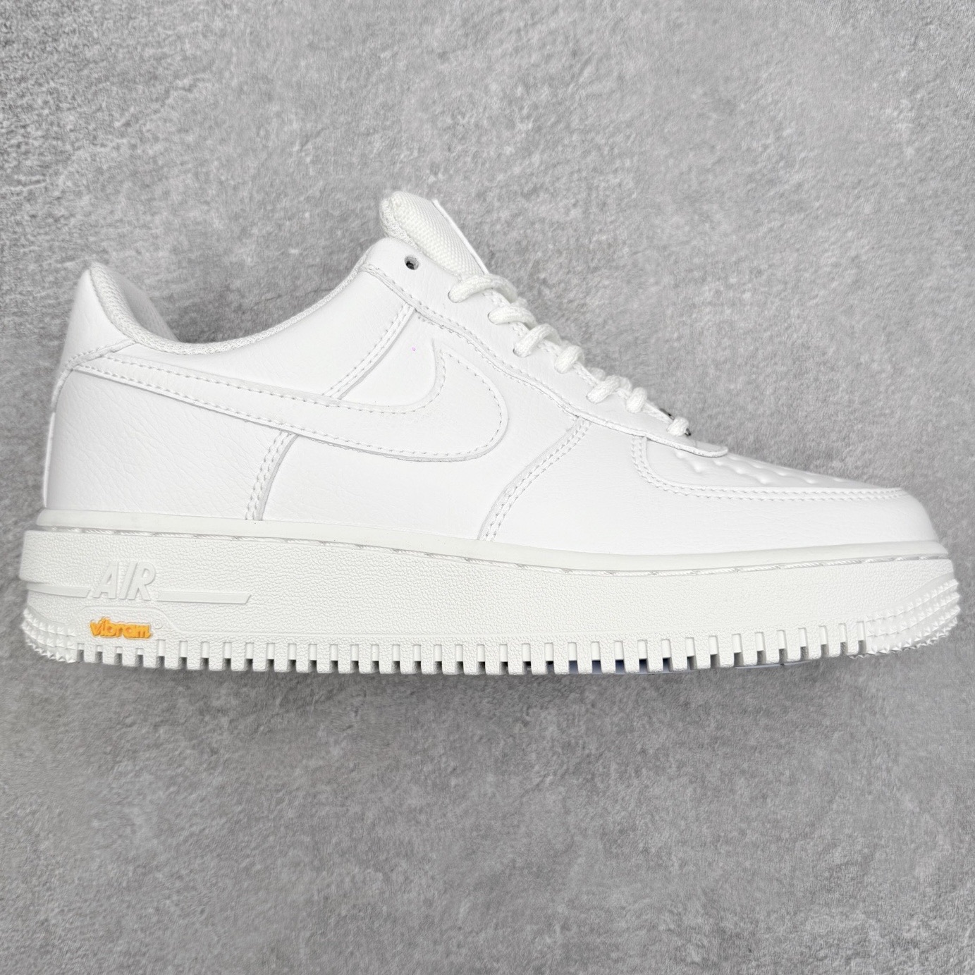 ＃XT纯原 NK Air Force 1 Low 空军一号时尚舒适防滑耐磨低帮板鞋 HV5953-100 顶级批次 2022全新楦头鞋型 鱼鳞大底 历时开发三个月 清洁度完美 二维码鞋标 内置芯片及solo气垫 大底高度及其弧度依照正品 钢印 logo刺绣 鞋口弧度 鞋头长度 鞋面冲孔 鞋垫背胶及钢印 完美鞋型对比正品 每一处都是细节满满 柔软、弹性十足的缓震性能和出色的中底设计 横跨复古与现代的外型结合 造就出风靡全球 三十多年的Force 1 直到今天还深受青睐 实拍调校N版已经零色差零失真 百分百还原实物色彩所见即所得 不存在货不对板色差等低级问题 选购参考实物拍摄 不混卖不参货 只用心做好货严格选品 承诺混一赔十 尺码：36 36.5 37.5 38 38.5 39 40 40.5 41 42 42.5 43 44 44.5 45-选品中心