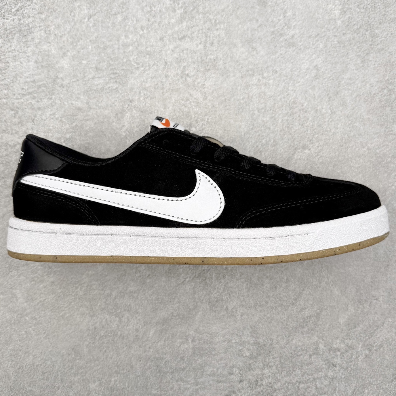 NK SB FC standard 绒面革防滑耐磨低帮板鞋 实拍调校N版已经零色差零失真 百分百还原实物色彩所见即所得 不存在货不对板色差等低级问题 选购参考实物拍摄 不混卖不参货 只用心做好货严格选品 承诺混一赔十 尺码：36 36.5 37.5 38 38.5 39 40 40.5 41 42 42.5 43 44 44.5 45-选品中心