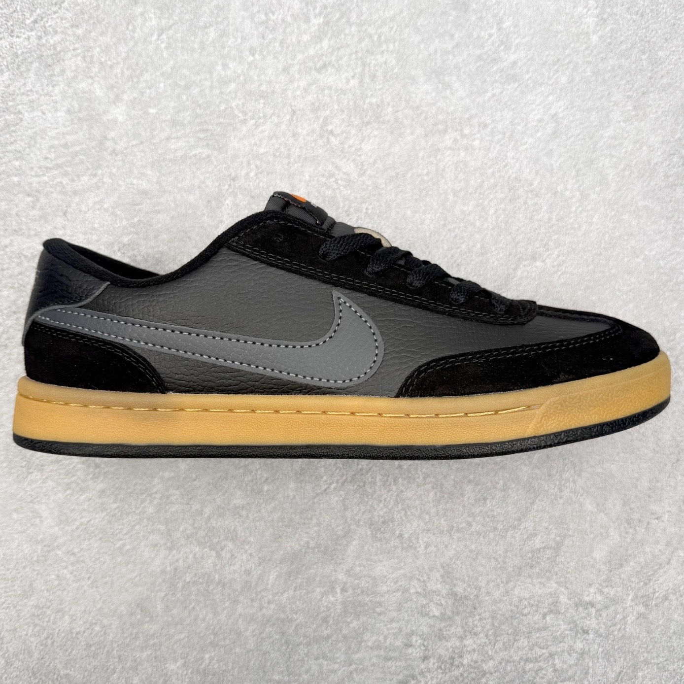 NK SB FC standard 绒面革防滑耐磨低帮板鞋 实拍调校N版已经零色差零失真 百分百还原实物色彩所见即所得 不存在货不对板色差等低级问题 选购参考实物拍摄 不混卖不参货 只用心做好货严格选品 承诺混一赔十 尺码：36 36.5 37.5 38 38.5 39 40 40.5 41 42 42.5 43 44 44.5 45-选品中心