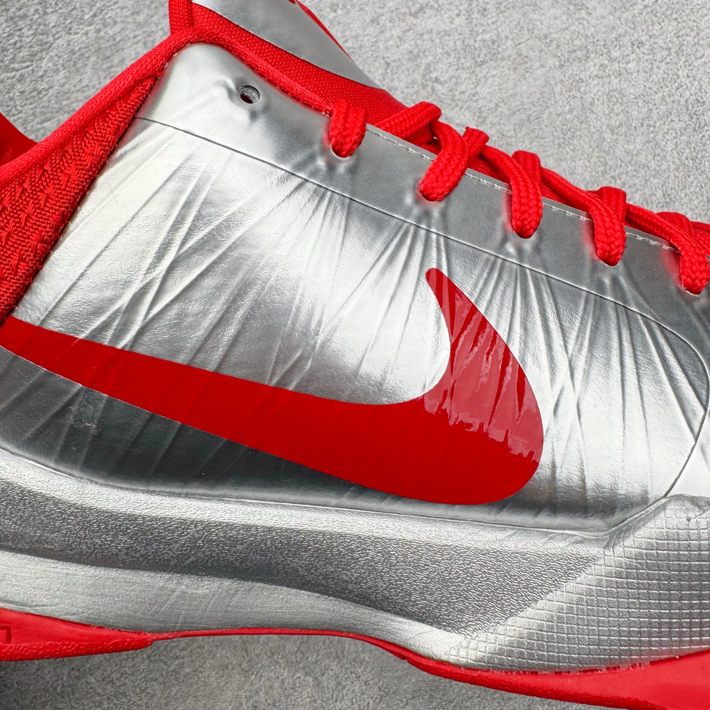 图片[13]-＃S2纯原 Caitlin Clark x NK Zoom Kobe ZK5 科比5代 克拉克森联名 银红 IV2712-001 Zoom Turbo气垫➕后掌EVA缓震 实战配置直接拉满 原楦纸板开发 鞋身流线型、后跟塑形 区分土肥圆 原档数据3D打印 鞋面细节匹配原版 全身鞋材卡料色独家定制 唯一正确喷漆SWOOSH NK专利Flyknit飞线科技，给予鞋身足够抗扭矩力 真实底模最大48.5 实战利器 专供海外市场 尺码：40 40.5 41 42 42.5 43 44 44.5 45 46 47.5 48.5 （脚宽、脚胖 建议买大半码）-选品中心