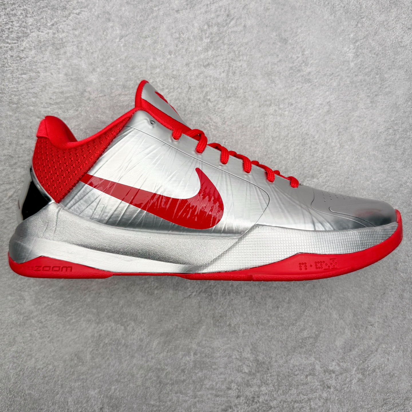 ＃S2纯原 Caitlin Clark x NK Zoom Kobe ZK5 科比5代 克拉克森联名 银红 IV2712-001 Zoom Turbo气垫➕后掌EVA缓震 实战配置直接拉满 原楦纸板开发 鞋身流线型、后跟塑形 区分土肥圆 原档数据3D打印 鞋面细节匹配原版 全身鞋材卡料色独家定制 唯一正确喷漆SWOOSH NK专利Flyknit飞线科技，给予鞋身足够抗扭矩力 真实底模最大48.5 实战利器 专供海外市场 尺码：40 40.5 41 42 42.5 43 44 44.5 45 46 47.5 48.5 （脚宽、脚胖 建议买大半码）-选品中心