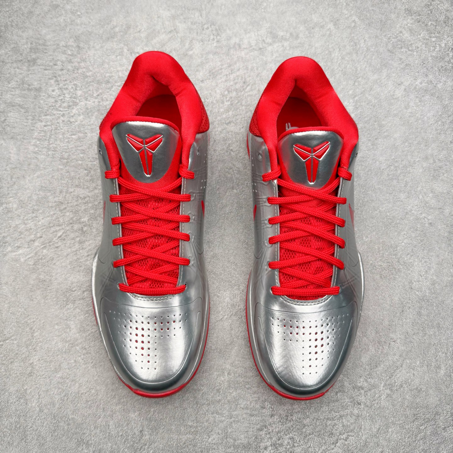 图片[2]-＃S2纯原 Caitlin Clark x NK Zoom Kobe ZK5 科比5代 克拉克森联名 银红 IV2712-001 Zoom Turbo气垫➕后掌EVA缓震 实战配置直接拉满 原楦纸板开发 鞋身流线型、后跟塑形 区分土肥圆 原档数据3D打印 鞋面细节匹配原版 全身鞋材卡料色独家定制 唯一正确喷漆SWOOSH NK专利Flyknit飞线科技，给予鞋身足够抗扭矩力 真实底模最大48.5 实战利器 专供海外市场 尺码：40 40.5 41 42 42.5 43 44 44.5 45 46 47.5 48.5 （脚宽、脚胖 建议买大半码）-选品中心