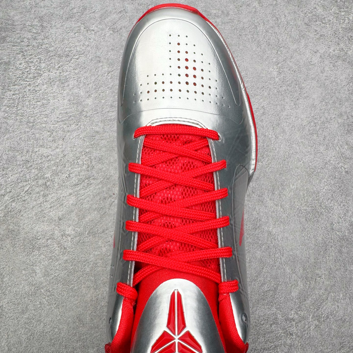 图片[4]-＃S2纯原 Caitlin Clark x NK Zoom Kobe ZK5 科比5代 克拉克森联名 银红 IV2712-001 Zoom Turbo气垫➕后掌EVA缓震 实战配置直接拉满 原楦纸板开发 鞋身流线型、后跟塑形 区分土肥圆 原档数据3D打印 鞋面细节匹配原版 全身鞋材卡料色独家定制 唯一正确喷漆SWOOSH NK专利Flyknit飞线科技，给予鞋身足够抗扭矩力 真实底模最大48.5 实战利器 专供海外市场 尺码：40 40.5 41 42 42.5 43 44 44.5 45 46 47.5 48.5 （脚宽、脚胖 建议买大半码）-选品中心