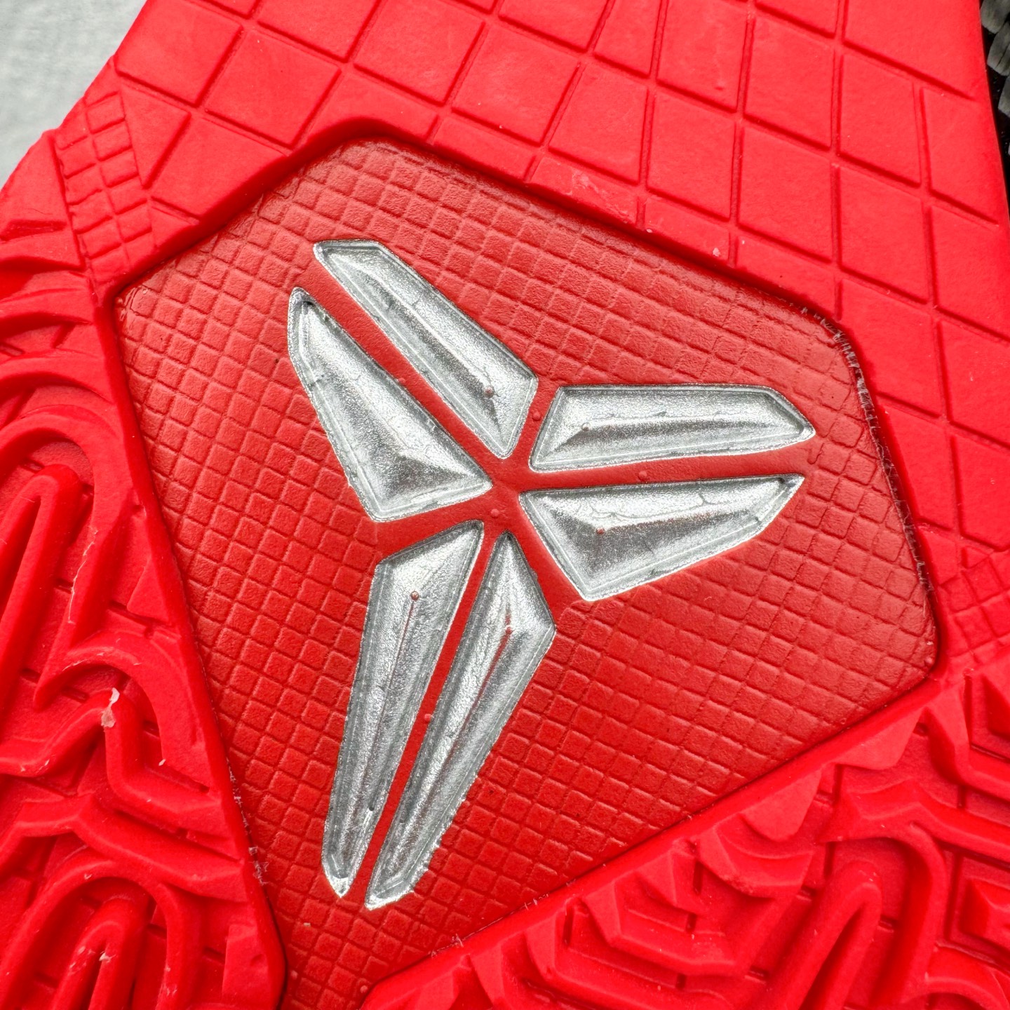 图片[11]-＃S2纯原 Caitlin Clark x NK Zoom Kobe ZK5 科比5代 克拉克森联名 银红 IV2712-001 Zoom Turbo气垫➕后掌EVA缓震 实战配置直接拉满 原楦纸板开发 鞋身流线型、后跟塑形 区分土肥圆 原档数据3D打印 鞋面细节匹配原版 全身鞋材卡料色独家定制 唯一正确喷漆SWOOSH NK专利Flyknit飞线科技，给予鞋身足够抗扭矩力 真实底模最大48.5 实战利器 专供海外市场 尺码：40 40.5 41 42 42.5 43 44 44.5 45 46 47.5 48.5 （脚宽、脚胖 建议买大半码）-选品中心