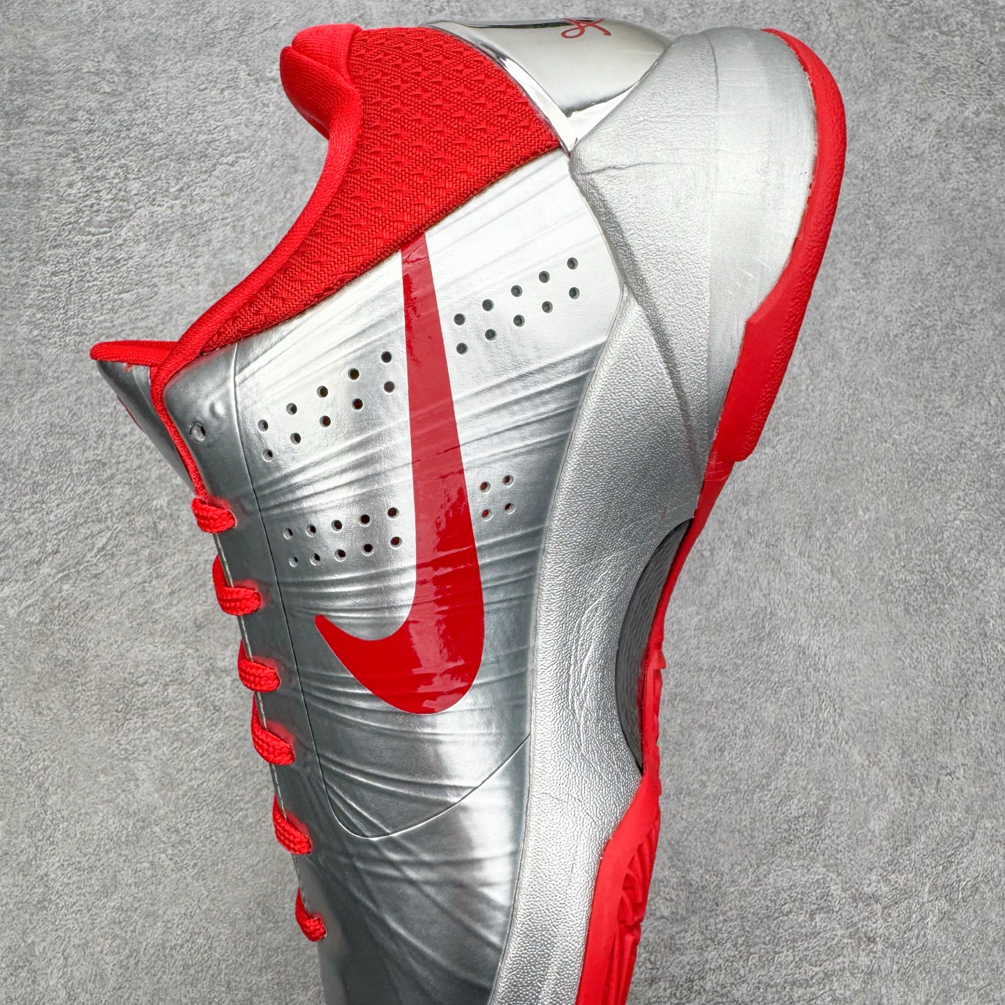 图片[7]-＃S2纯原 Caitlin Clark x NK Zoom Kobe ZK5 科比5代 克拉克森联名 银红 IV2712-001 Zoom Turbo气垫➕后掌EVA缓震 实战配置直接拉满 原楦纸板开发 鞋身流线型、后跟塑形 区分土肥圆 原档数据3D打印 鞋面细节匹配原版 全身鞋材卡料色独家定制 唯一正确喷漆SWOOSH NK专利Flyknit飞线科技，给予鞋身足够抗扭矩力 真实底模最大48.5 实战利器 专供海外市场 尺码：40 40.5 41 42 42.5 43 44 44.5 45 46 47.5 48.5 （脚宽、脚胖 建议买大半码）-选品中心