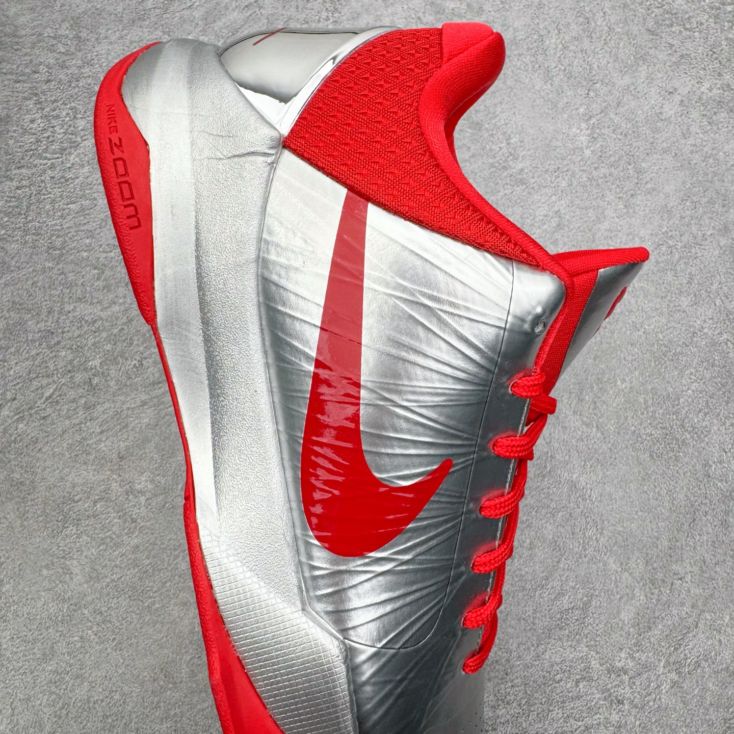 图片[6]-＃S2纯原 Caitlin Clark x NK Zoom Kobe ZK5 科比5代 克拉克森联名 银红 IV2712-001 Zoom Turbo气垫➕后掌EVA缓震 实战配置直接拉满 原楦纸板开发 鞋身流线型、后跟塑形 区分土肥圆 原档数据3D打印 鞋面细节匹配原版 全身鞋材卡料色独家定制 唯一正确喷漆SWOOSH NK专利Flyknit飞线科技，给予鞋身足够抗扭矩力 真实底模最大48.5 实战利器 专供海外市场 尺码：40 40.5 41 42 42.5 43 44 44.5 45 46 47.5 48.5 （脚宽、脚胖 建议买大半码）-选品中心