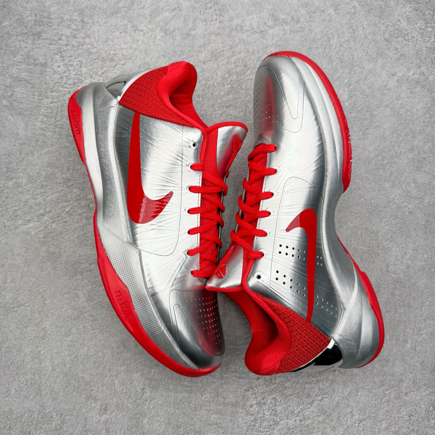 图片[3]-＃S2纯原 Caitlin Clark x NK Zoom Kobe ZK5 科比5代 克拉克森联名 银红 IV2712-001 Zoom Turbo气垫➕后掌EVA缓震 实战配置直接拉满 原楦纸板开发 鞋身流线型、后跟塑形 区分土肥圆 原档数据3D打印 鞋面细节匹配原版 全身鞋材卡料色独家定制 唯一正确喷漆SWOOSH NK专利Flyknit飞线科技，给予鞋身足够抗扭矩力 真实底模最大48.5 实战利器 专供海外市场 尺码：40 40.5 41 42 42.5 43 44 44.5 45 46 47.5 48.5 （脚宽、脚胖 建议买大半码）-选品中心