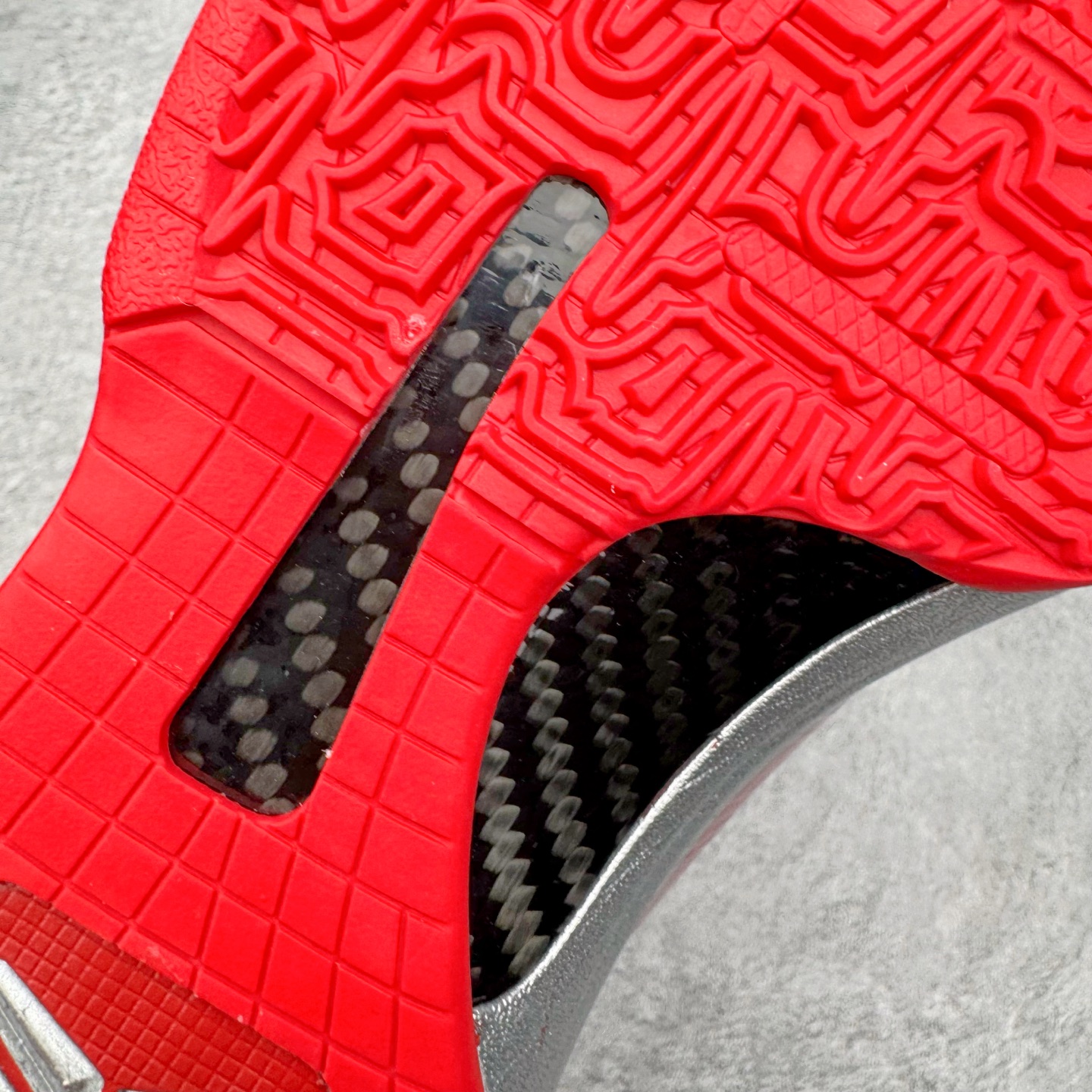 图片[10]-＃S2纯原 Caitlin Clark x NK Zoom Kobe ZK5 科比5代 克拉克森联名 银红 IV2712-001 Zoom Turbo气垫➕后掌EVA缓震 实战配置直接拉满 原楦纸板开发 鞋身流线型、后跟塑形 区分土肥圆 原档数据3D打印 鞋面细节匹配原版 全身鞋材卡料色独家定制 唯一正确喷漆SWOOSH NK专利Flyknit飞线科技，给予鞋身足够抗扭矩力 真实底模最大48.5 实战利器 专供海外市场 尺码：40 40.5 41 42 42.5 43 44 44.5 45 46 47.5 48.5 （脚宽、脚胖 建议买大半码）-选品中心