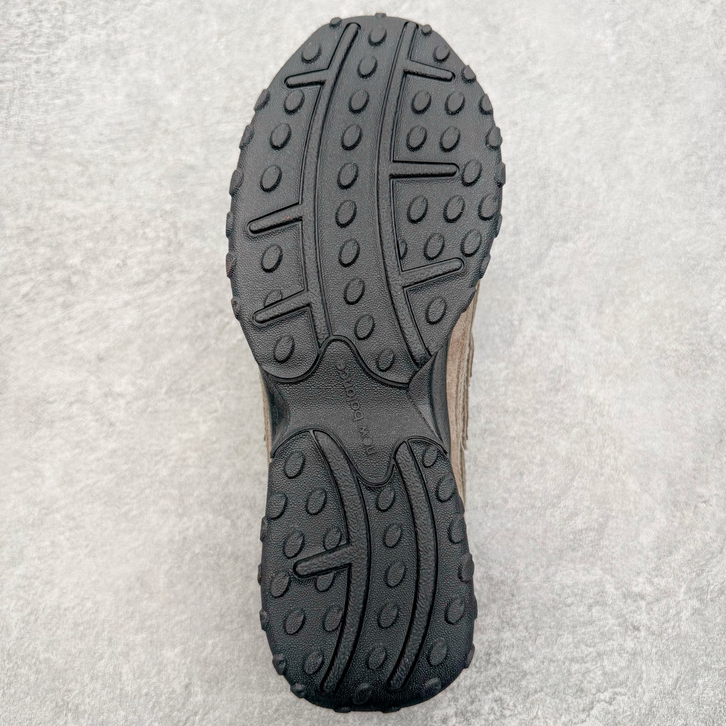 图片[9]-＃M纯原 New Balance U204L3K9 NB新百伦新款舒适百搭耐磨轻便低帮生活休闲鞋 男女同款 CNY马年限定 原档数据独立私模大底 唯一正确三层组合大底 特高弹切片加持 百分百还原原鞋脚感 NB市场最强产物 防伪原标全套原楦原纸板原厂数据开发 全鞋电脑针车加持 原厂网布 原装进口头层翻毛皮料正确绒感卡色 正确中底拉帮中底网布细节 匠心打造 耗时两个月开发完成 工艺极其复杂难度可想而知 高端零售专供产物 尺码：36 37 37.5 38 38.5 39.5 40 40.5 41.5 42 42.5 43 44 44.5 45 45.5 46.5 47-选品中心